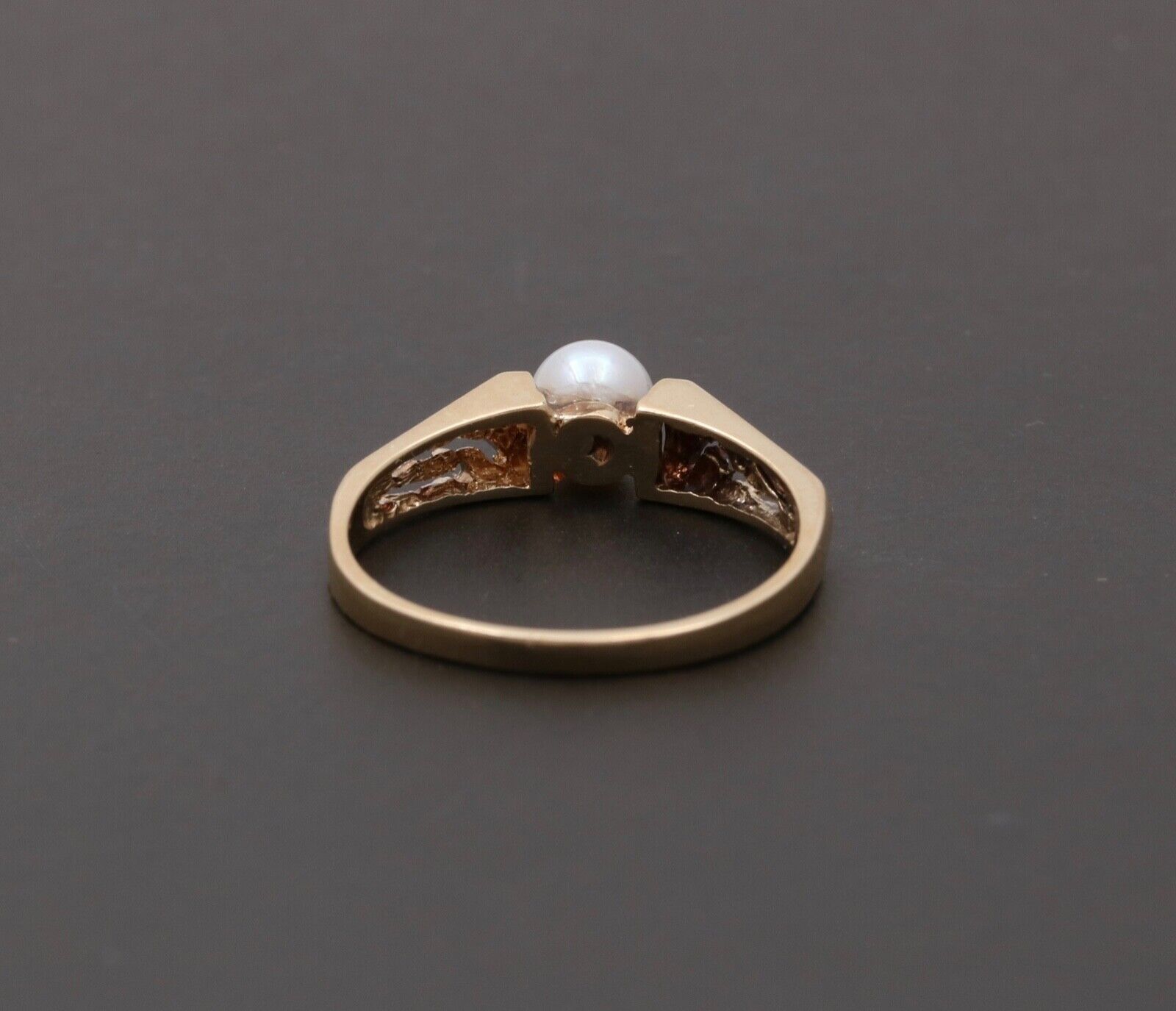 Vintage 14K Yellow Gold Cultured Pearl Filigree Ring Band.