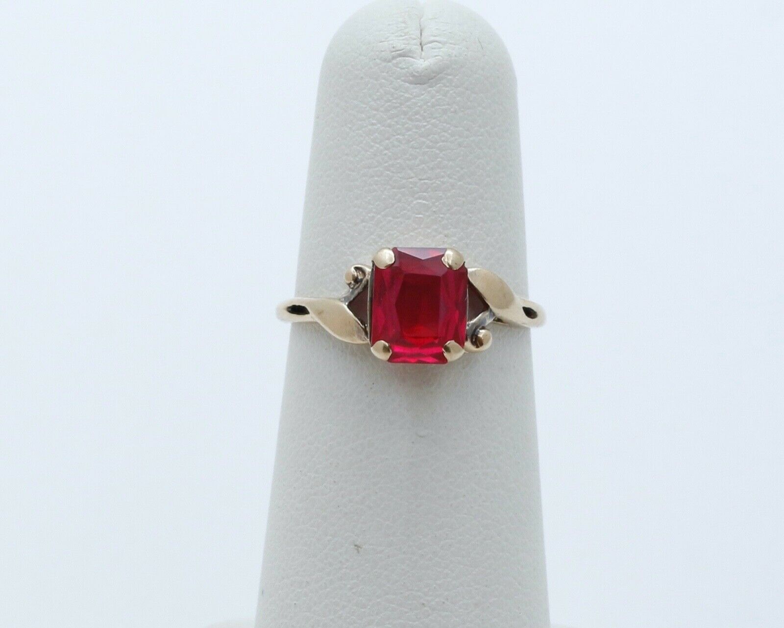 Vintage Ladies Synthetic Ruby 10K Yellow Gold Ring