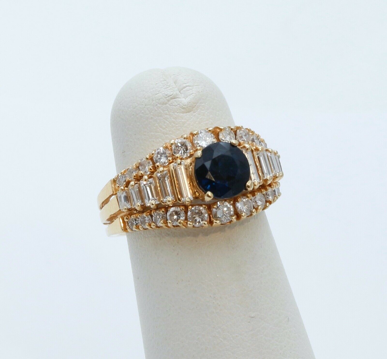 Vintage Ladies Blue Sapphire Diamonds 18K Yellow Gold Ring