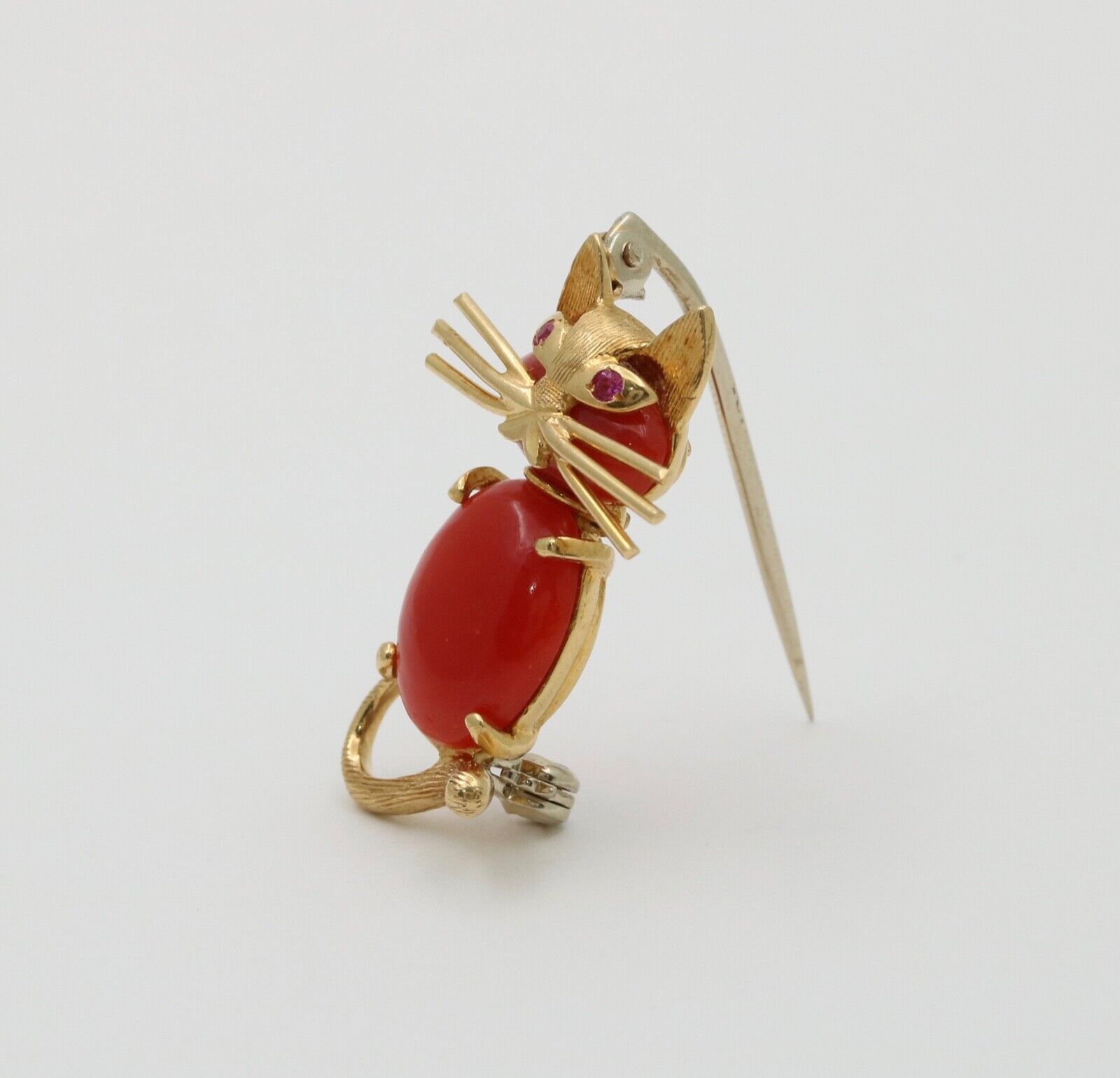 Vintage Coral Cat 18K Yellow Gold Brooch