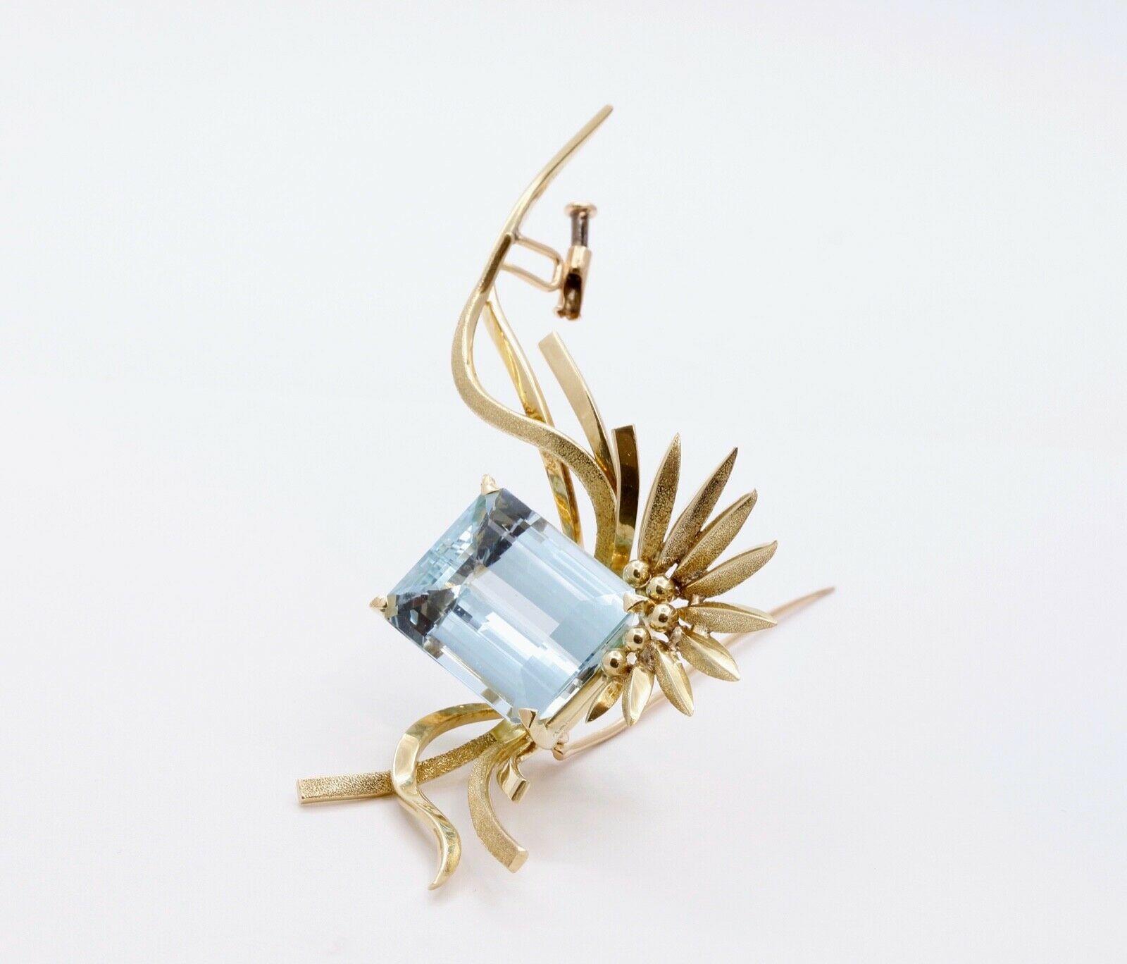 Bright and Beautiful Aquamarine 18K Yellow Gold Flower Vines Brooch Pin