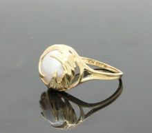 Load image into Gallery viewer, Vintage Ladies Mabe Pearl 10K Yellow Gold Ring
