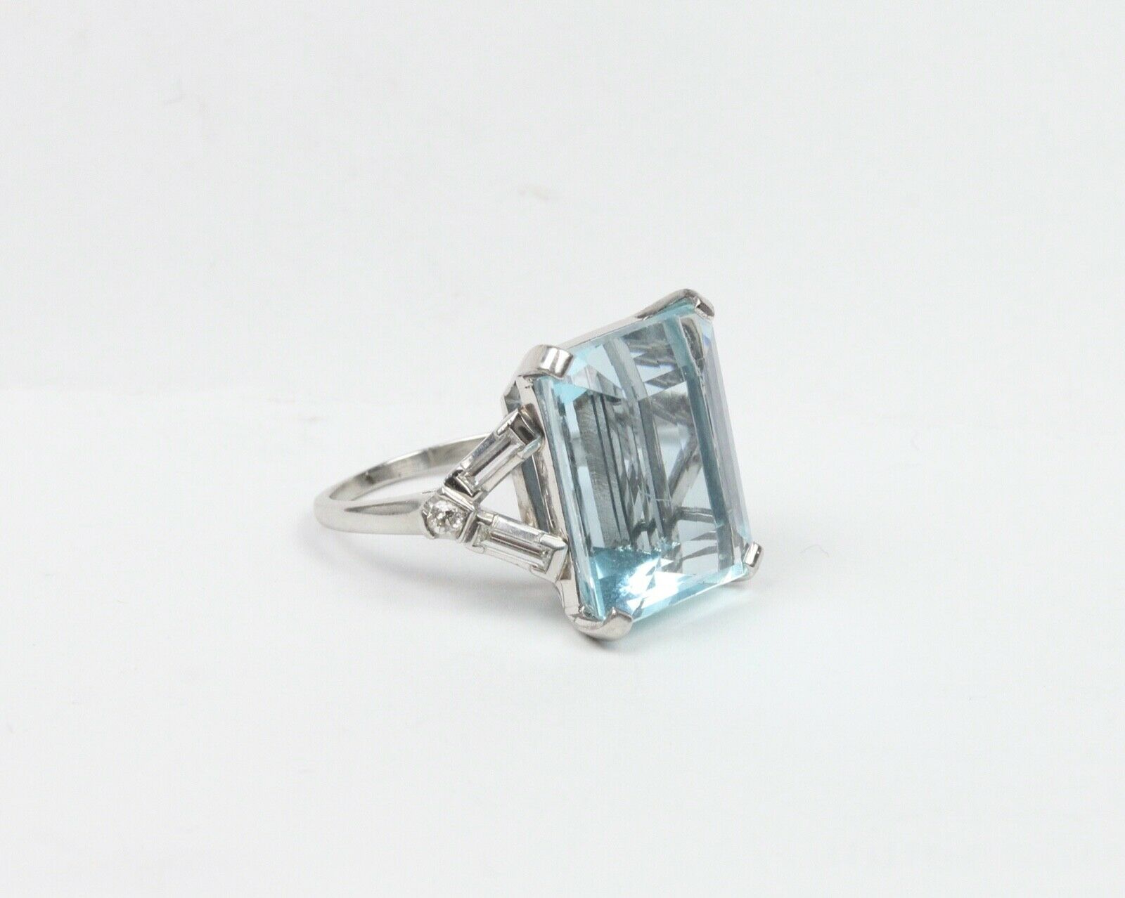 Beautiful Vintage Ladies Aquamarine Diamonds Platinum Ring