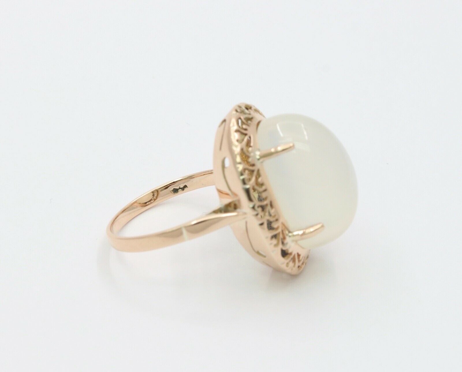 Vintage Ladies Large Cabochon Moonstone 14K Yellow Gold Ring