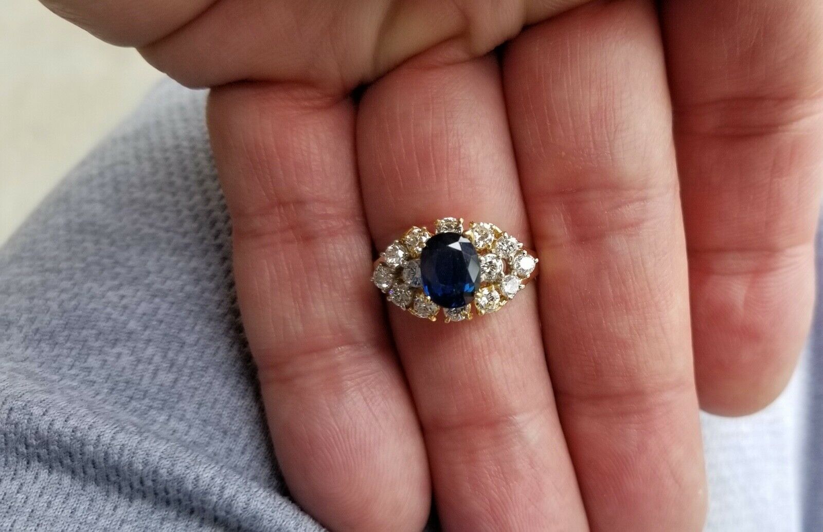 Beautiful Vintage Italian Ladies Blue Sapphire Diamonds 14K Yellow Gold Ring