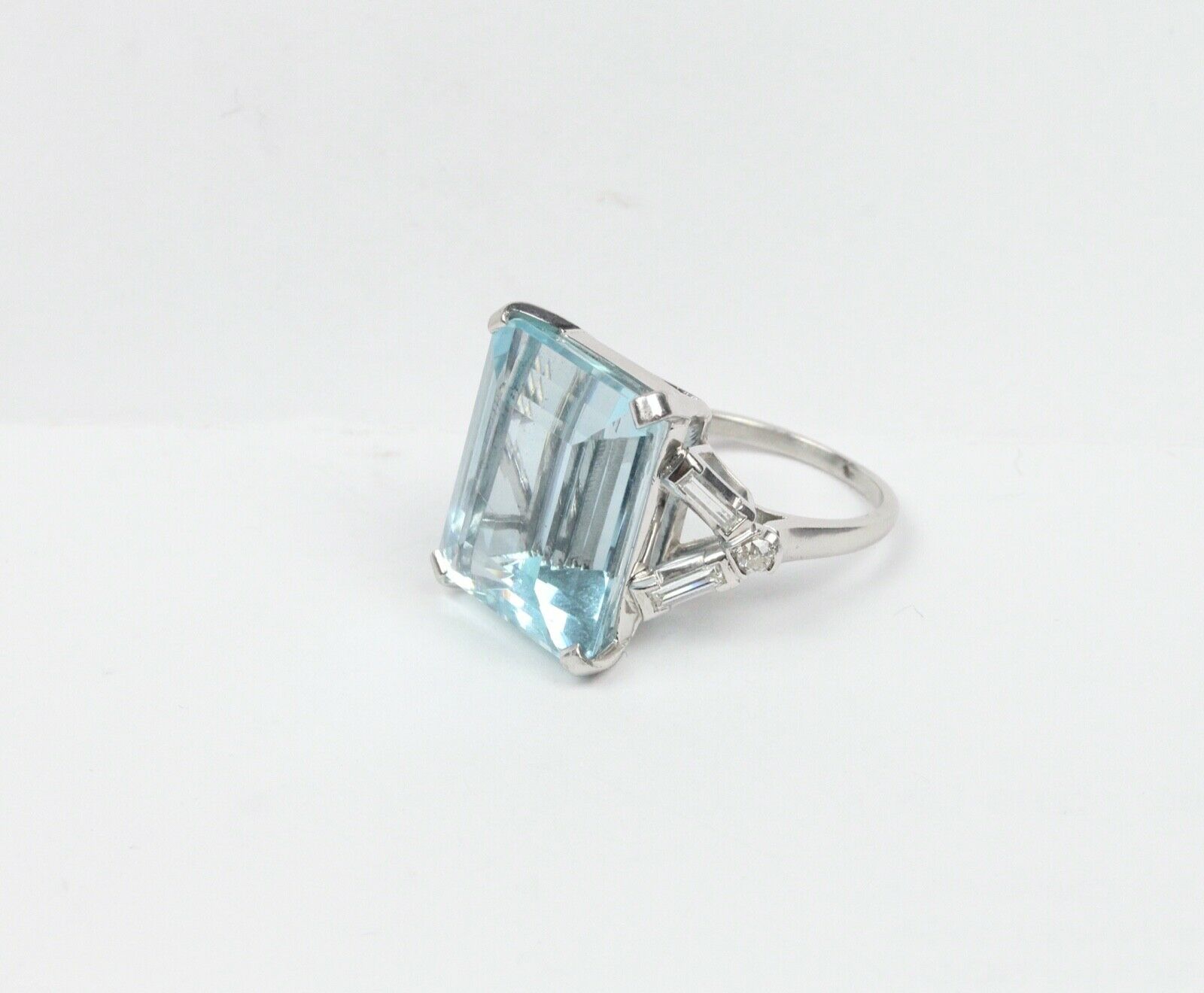 Beautiful Vintage Ladies Aquamarine Diamonds Platinum Ring