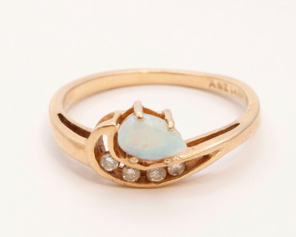 Vintage Ladies Opal Diamonds 14K Yellow Gold Ring