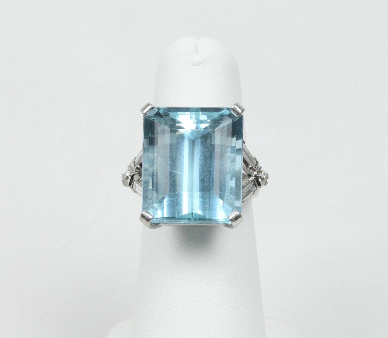 Beautiful Vintage Ladies Aquamarine Diamonds Platinum Ring