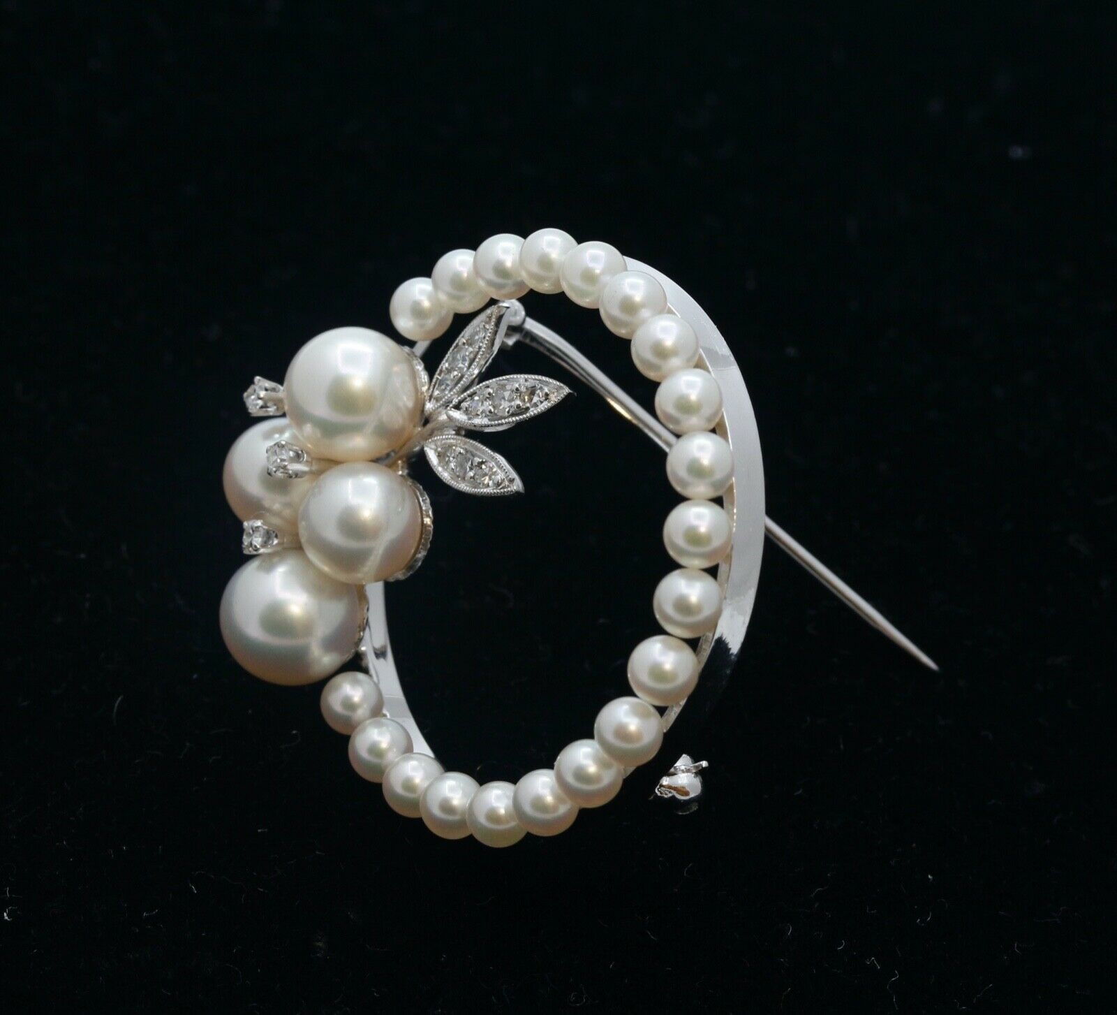 Elegant Ladies Vintage 14K White Gold Pearls Diamonds Brooch Pin