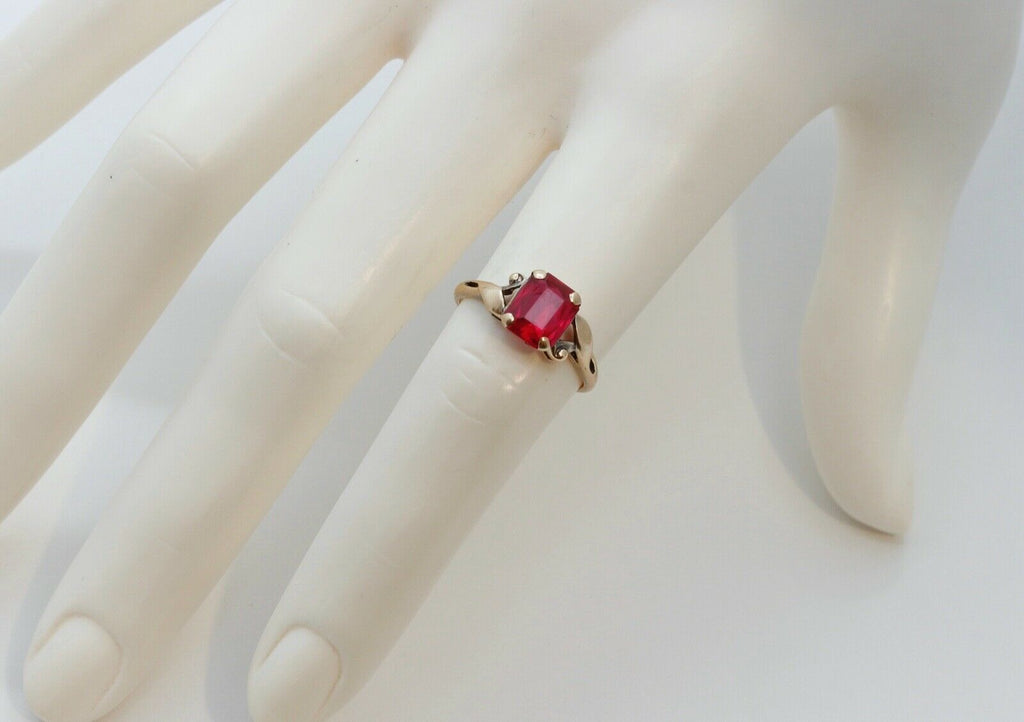 Vintage Ladies Synthetic Ruby 10K Yellow Gold Ring