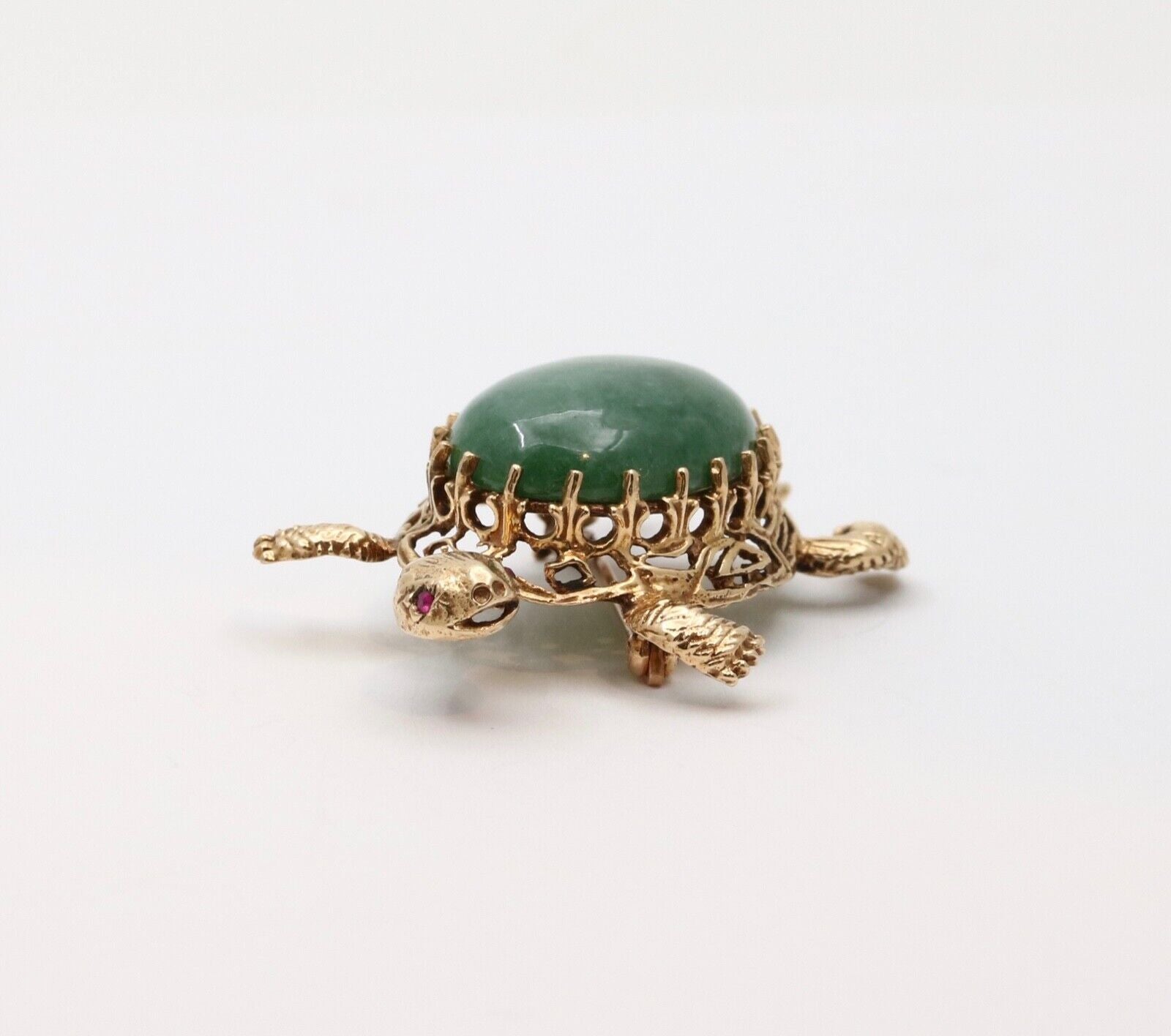 Vintage 14K Gold Turtle Jadi Jade Brooch Pin.