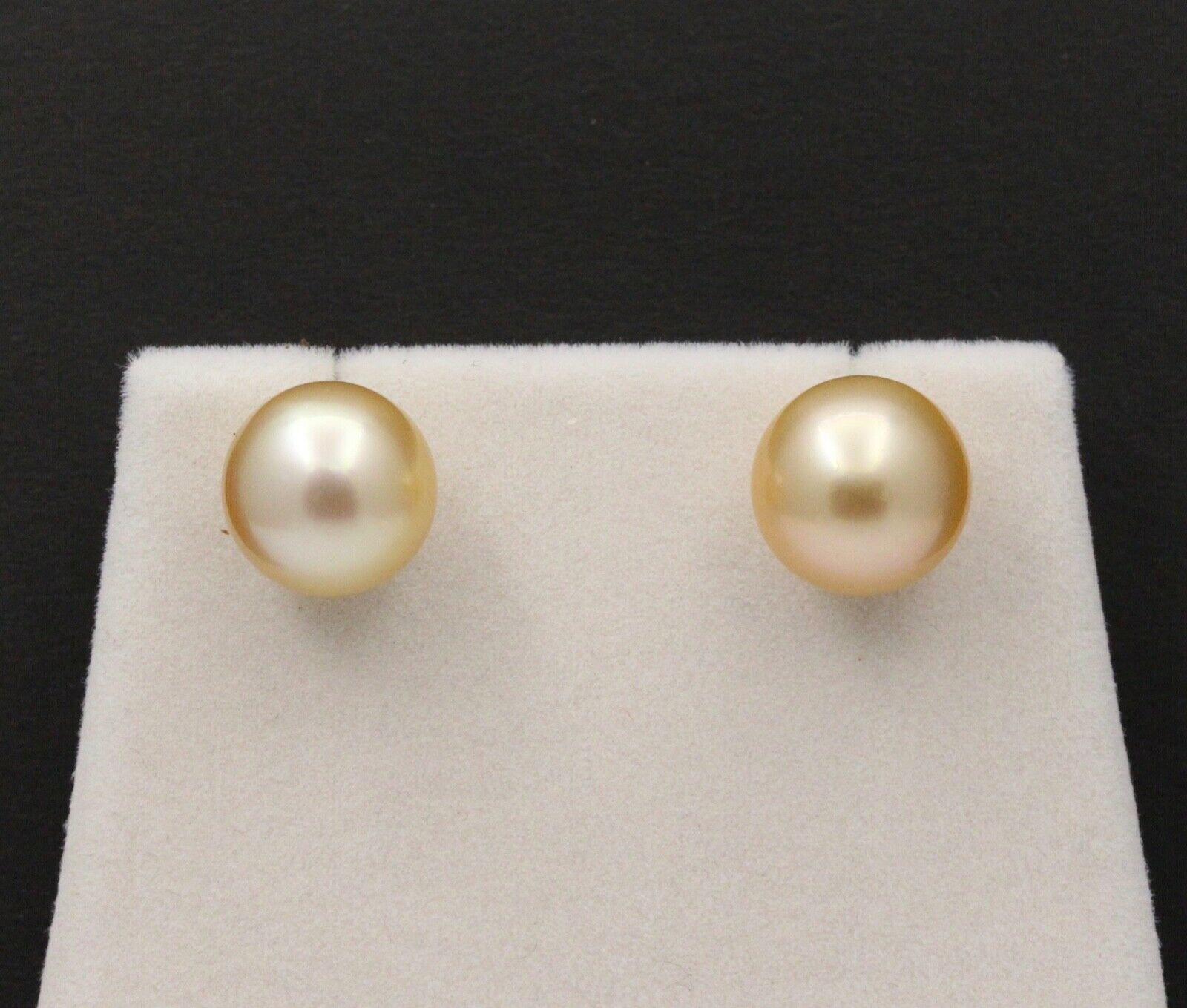 Vintage Classic 18K Yellow Gold Golden Pearl Studs Earrings