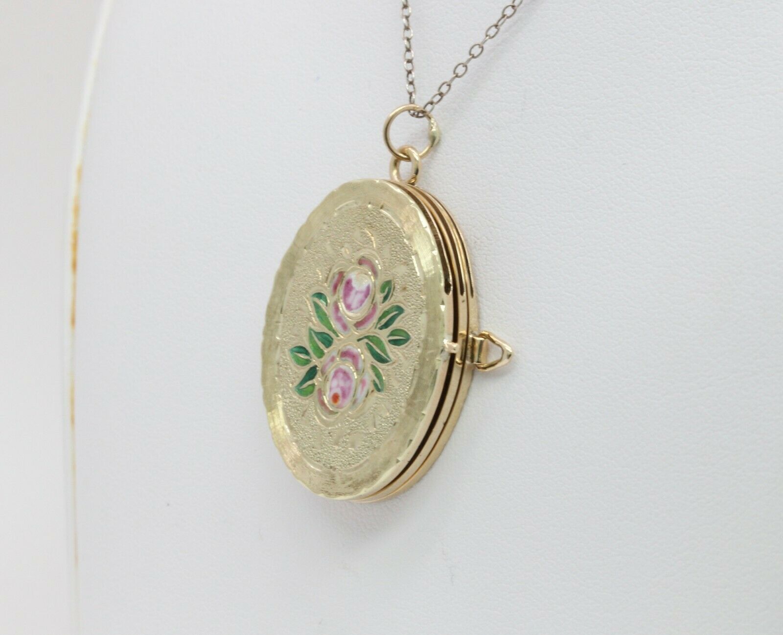 Vintage 14K Yellow Gold Floral Enamel Locket