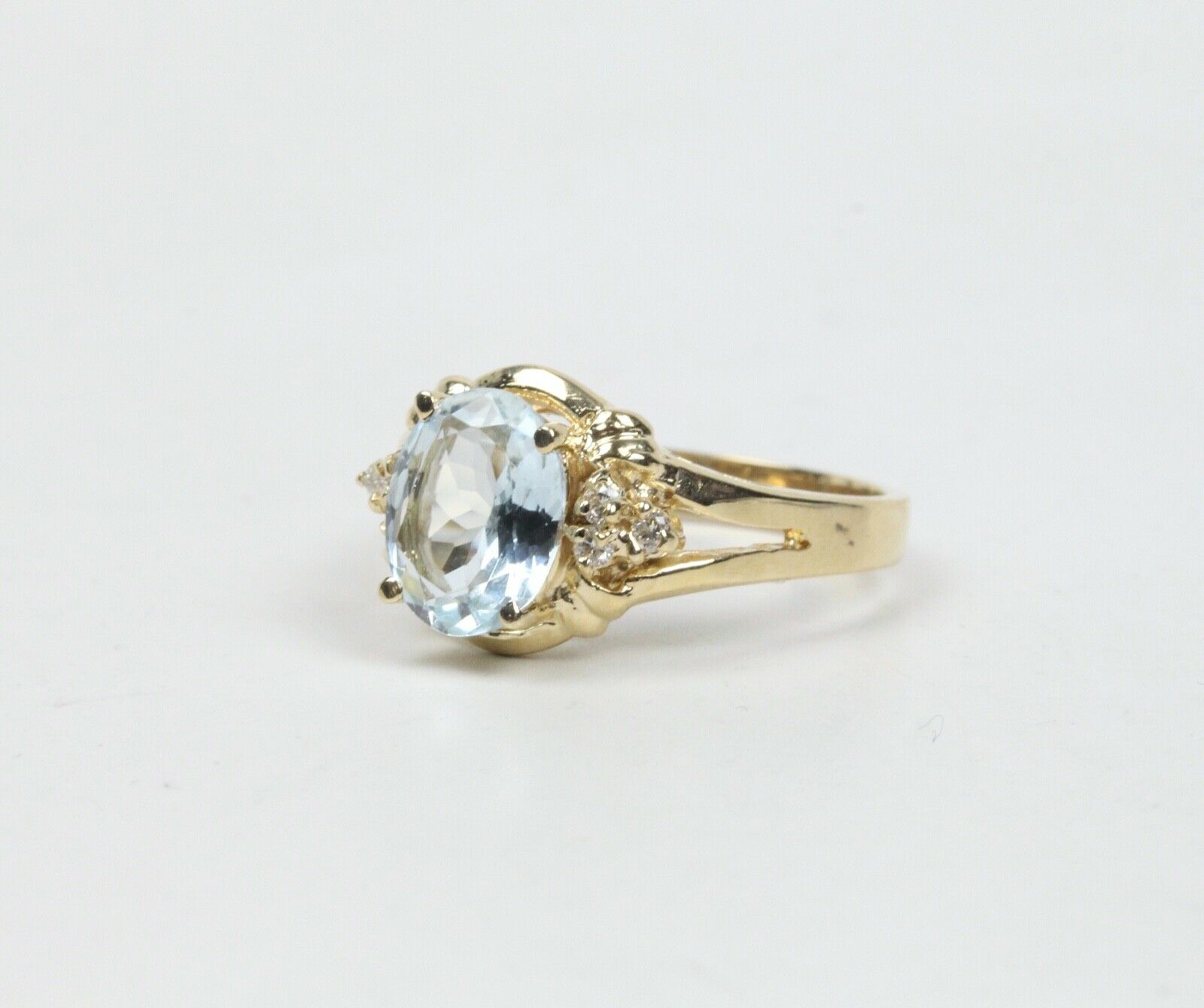 Vintage Ladies Aquamarine Diamonds 14K Yellow Gold Ring
