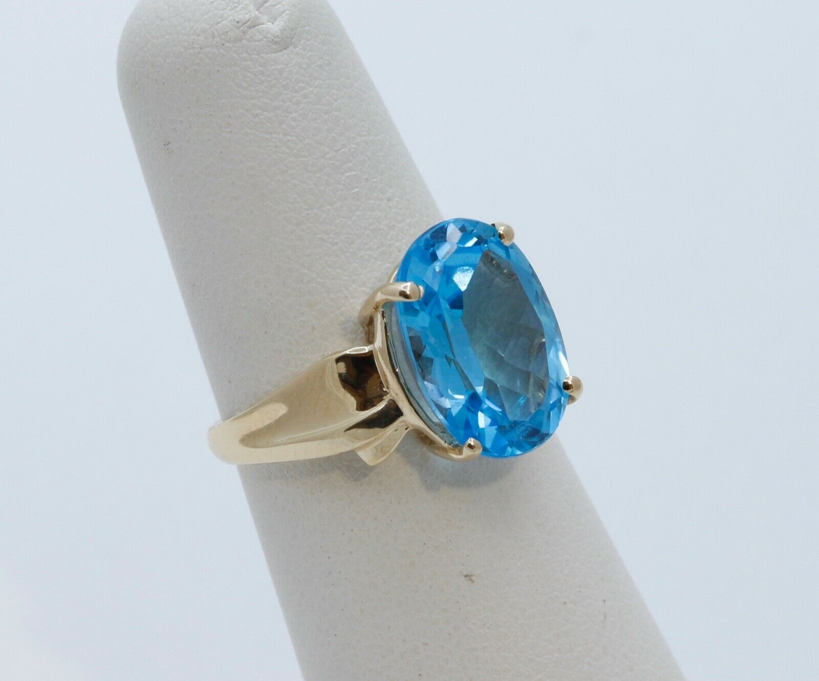 Vintage Oval London Blue Topaz 10K Yellow Gold Ring