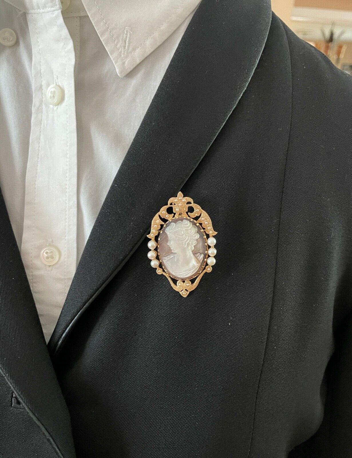 Vintage 14K Yellow Gold Carved Mother Of Pearl Cameo Brooch, Pin.