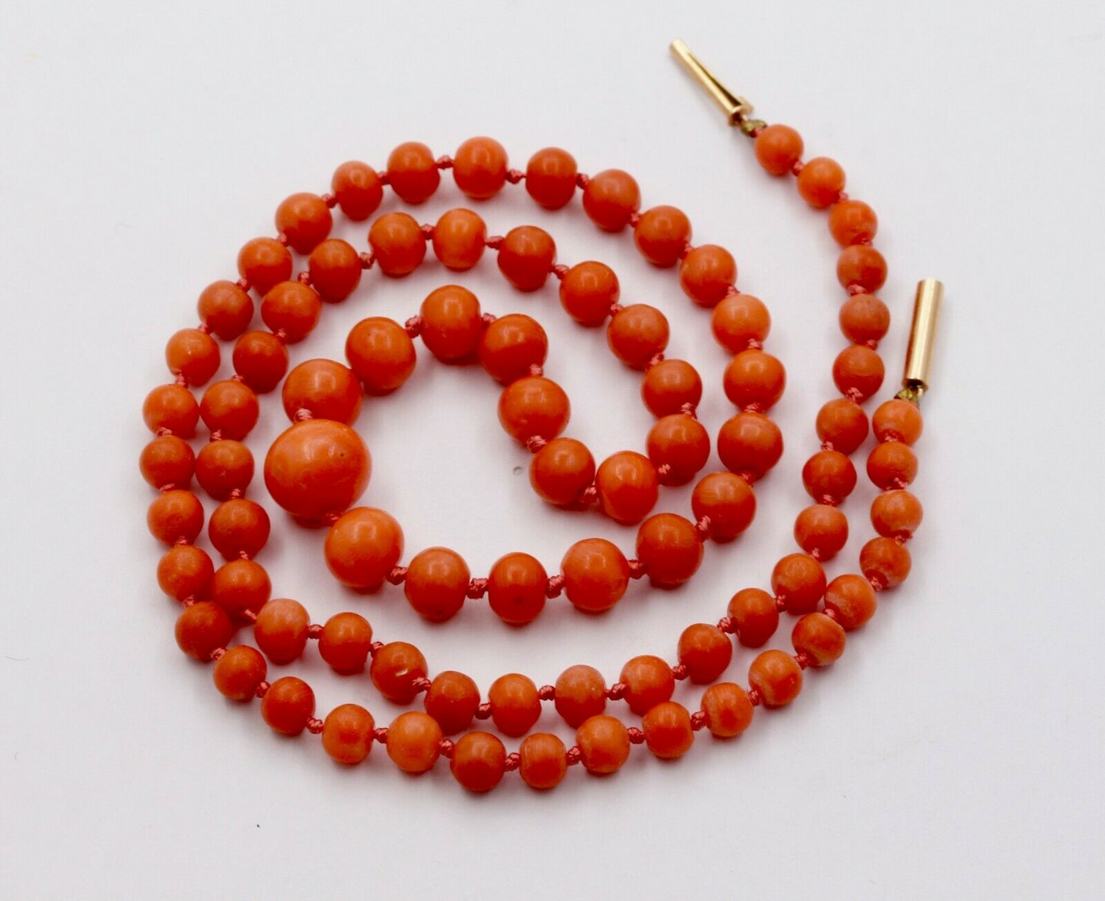 Vintage 14K Yellow Gold Graduated Coral Necklace