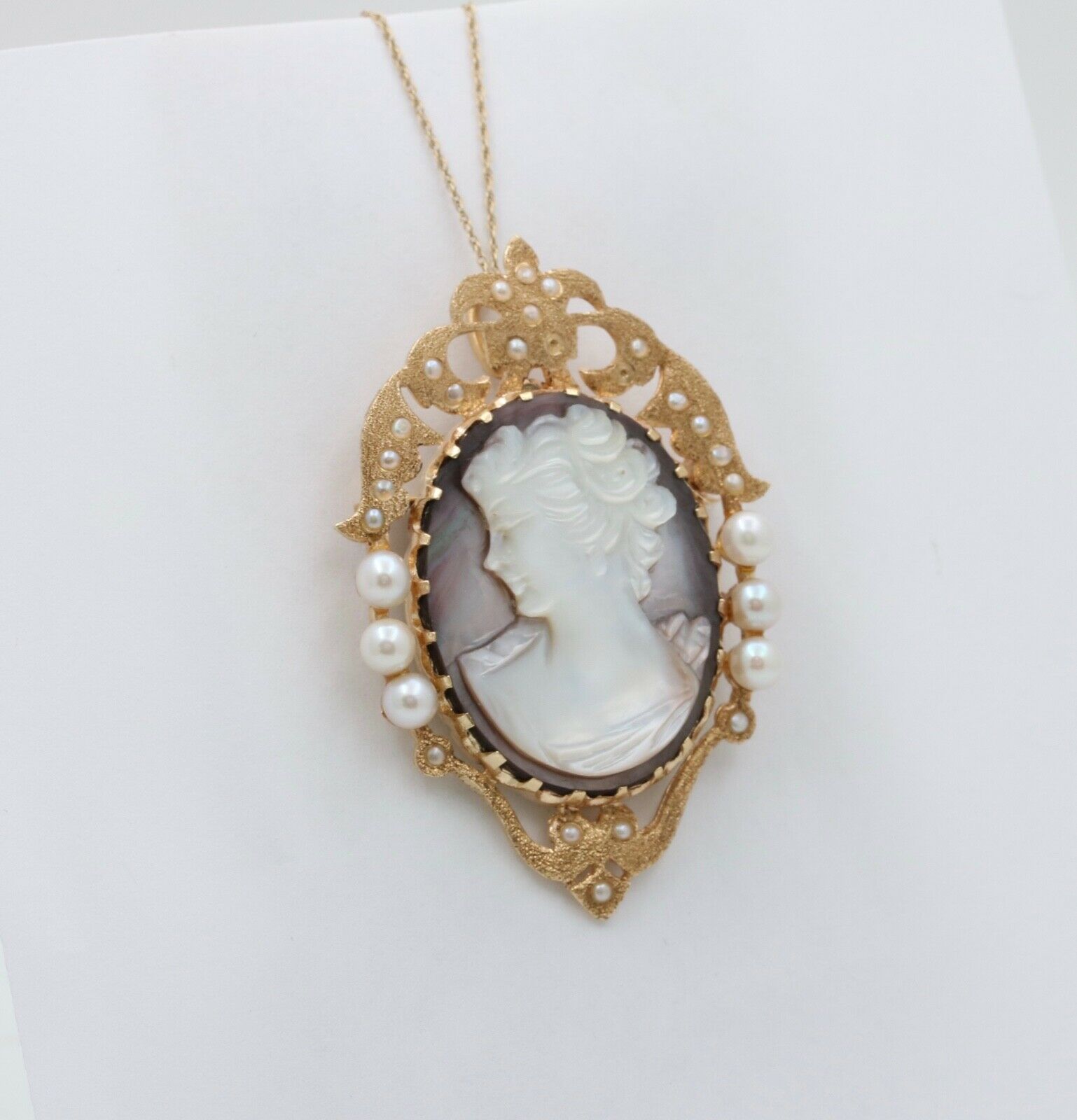 Vintage 14K Yellow Gold Carved Mother Of Pearl Cameo Brooch, Pin.
