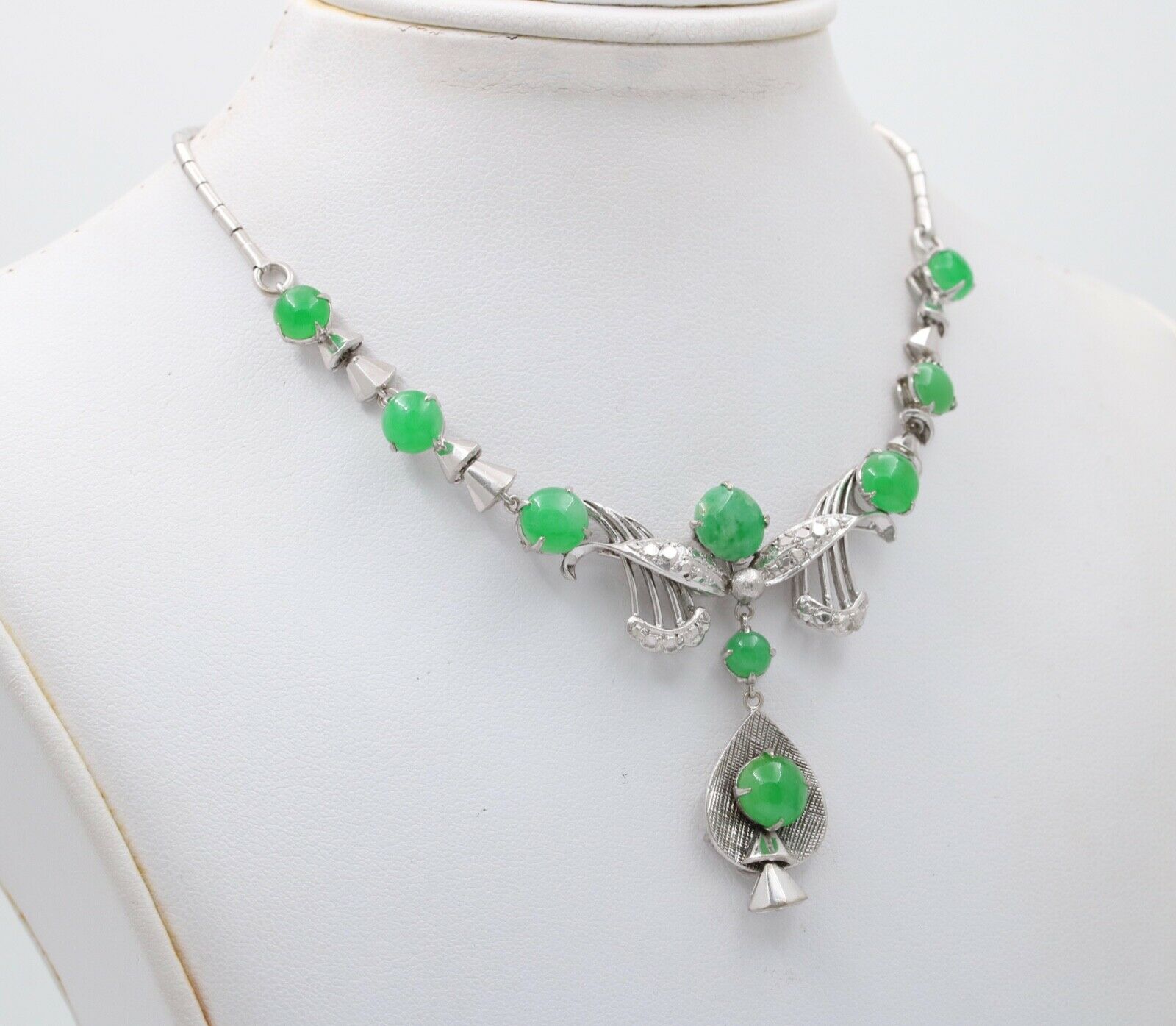 Vintage Decorative 14K White Gold Jade Teardrop Festoon Necklace
