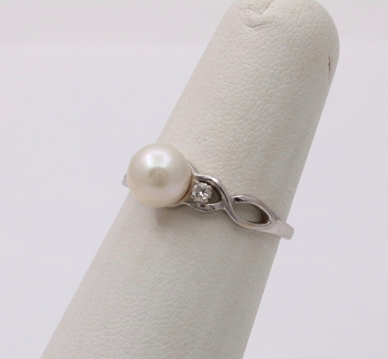Vintage 14K White Gold Pearl & Diamond Ring Band.