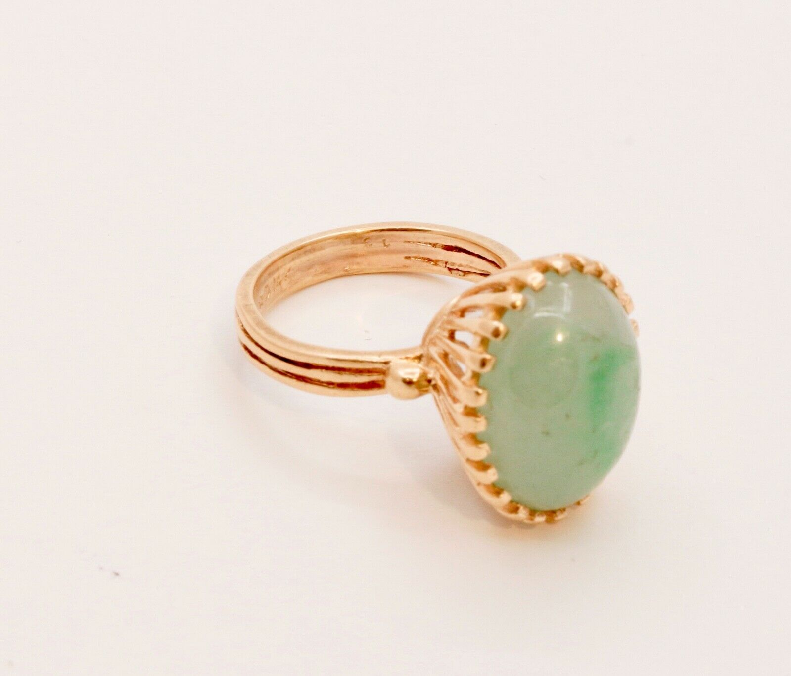 Vintage Ladies Natural Jade 14K Yellow Gold Ring