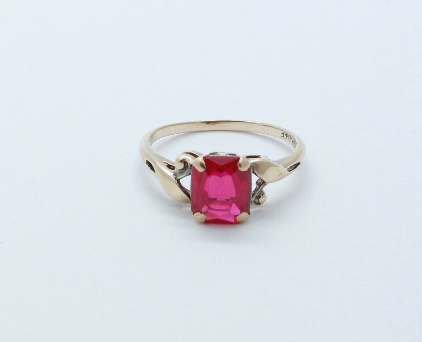 Vintage Ladies Synthetic Ruby 10K Yellow Gold Ring