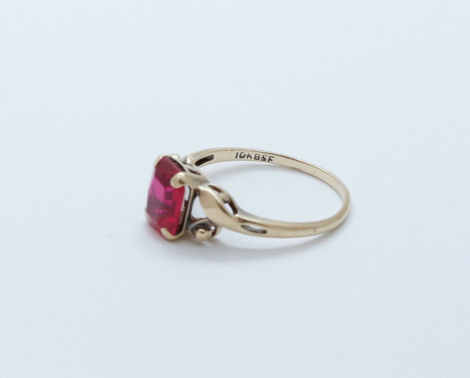 Vintage Ladies Synthetic Ruby 10K Yellow Gold Ring