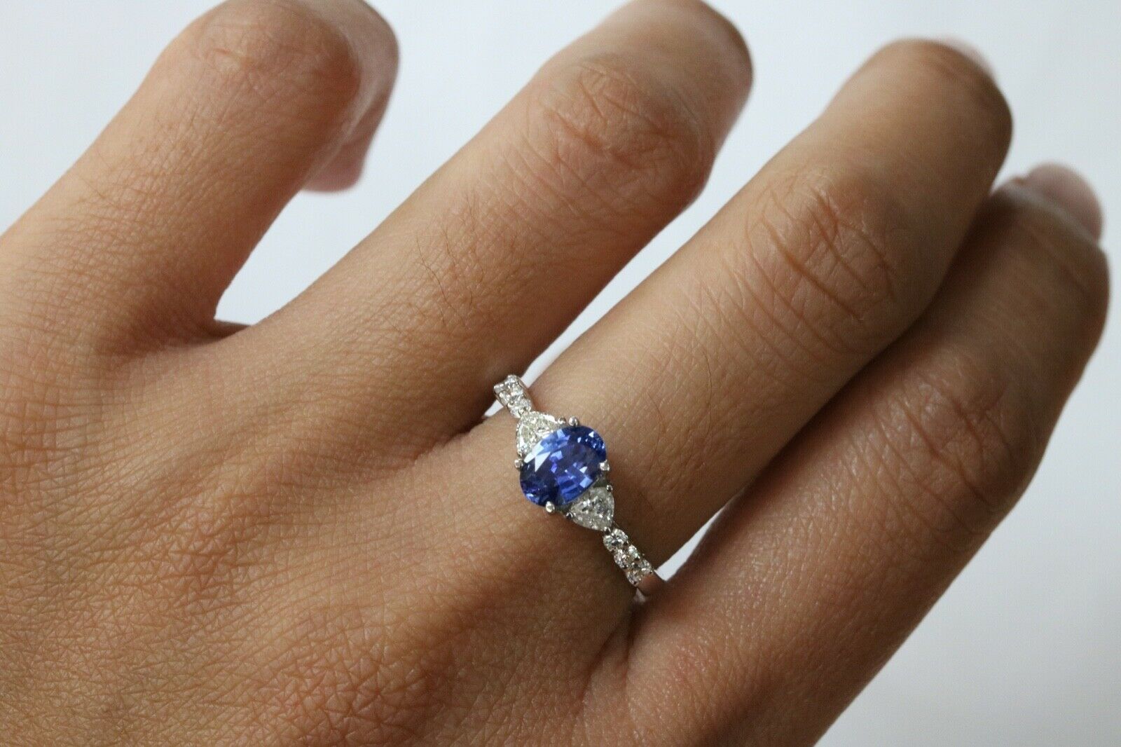 Elegant Ceylon Sapphire Diamonds 18K White Gold Ring
