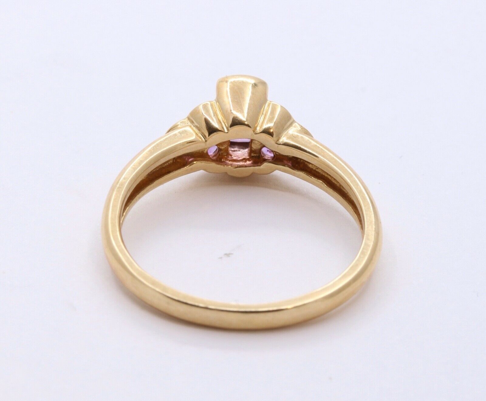 Beautiful Vintage Ladies Amethyst 14K Yellow Gold Ring