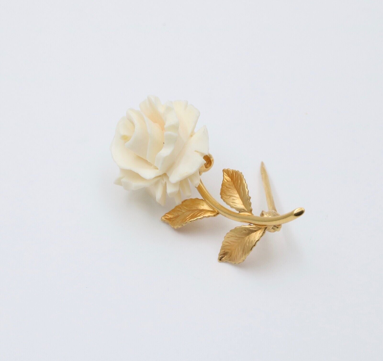 Vintage White Coral Flower 14K Yellow Gold Brooch Pin