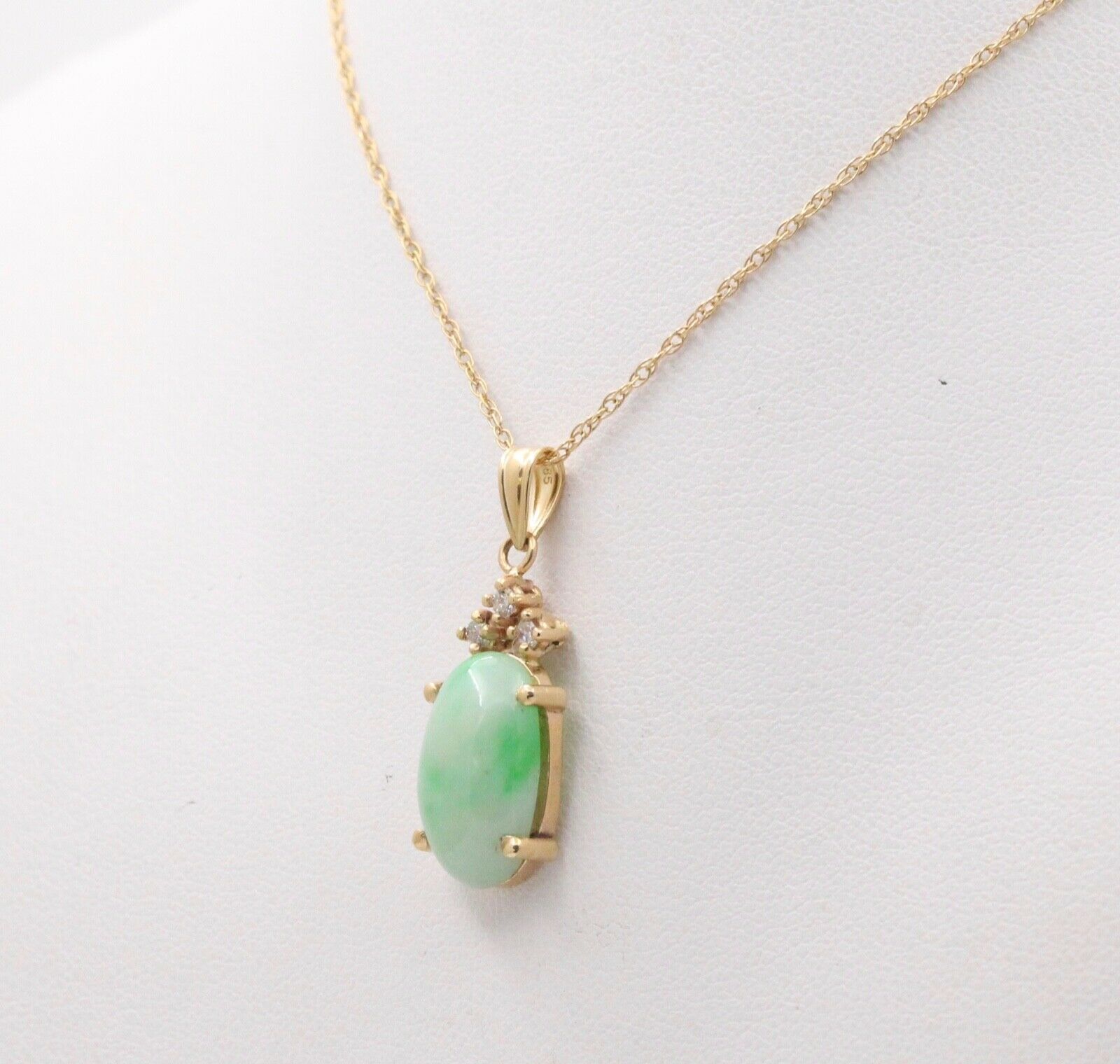 Vintage Jade Diamonds 14K Yellow Gold Pendant and Chain