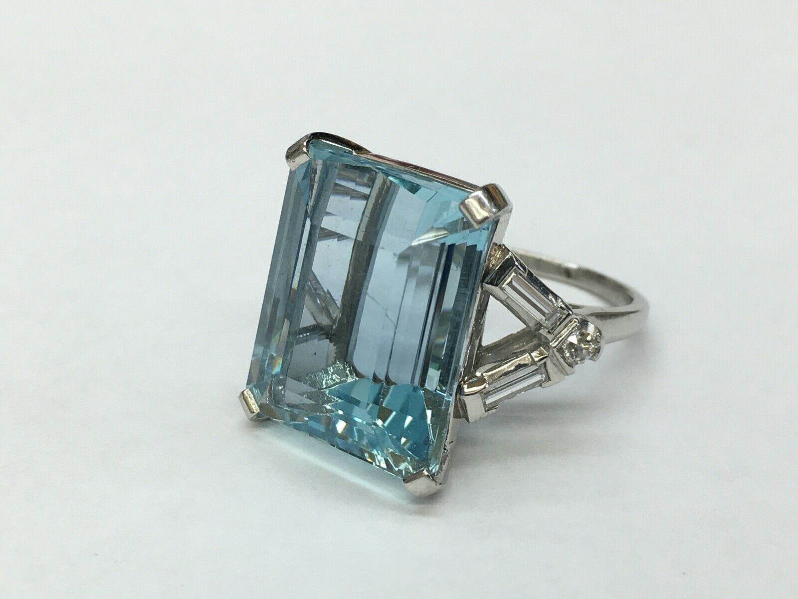 Beautiful Vintage Ladies Aquamarine Diamonds Platinum Ring