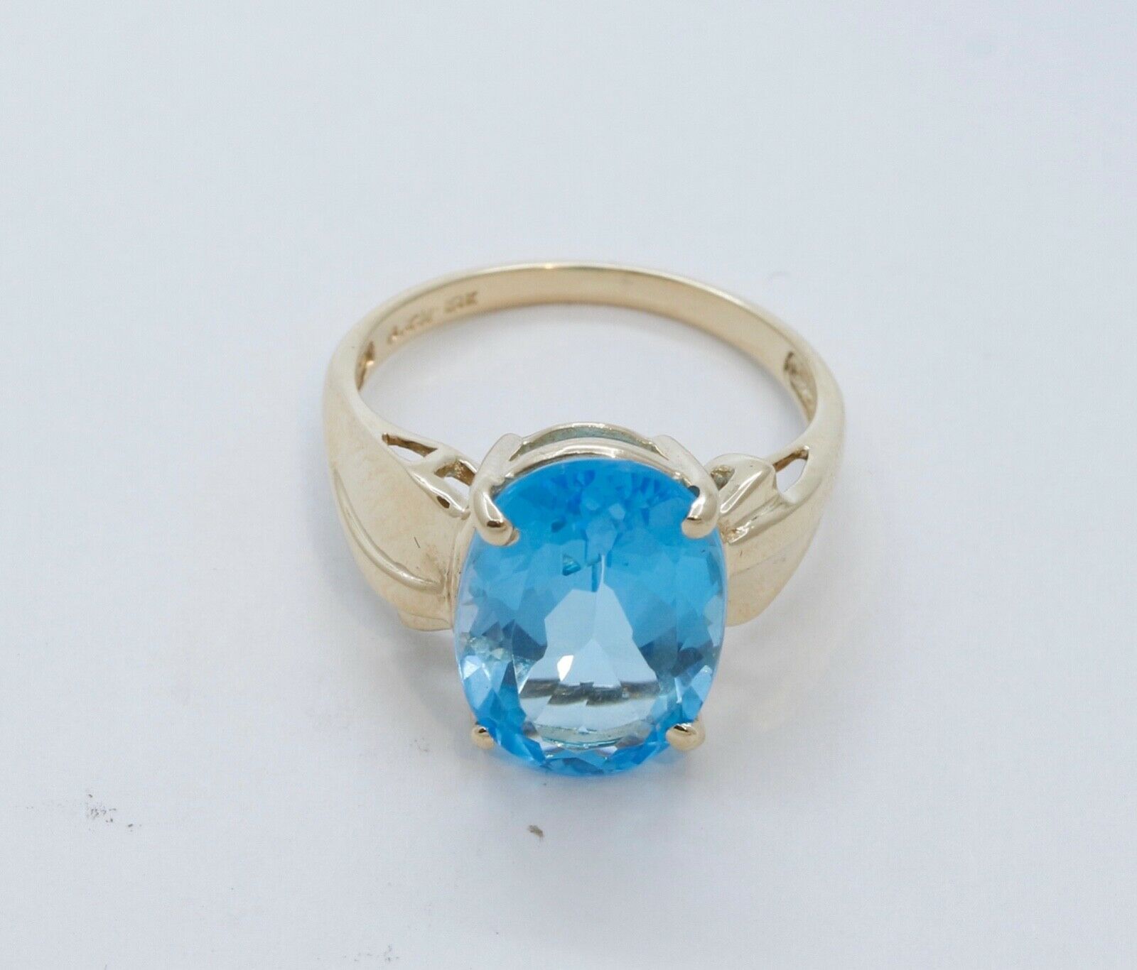 Vintage Oval London Blue Topaz 10K Yellow Gold Ring