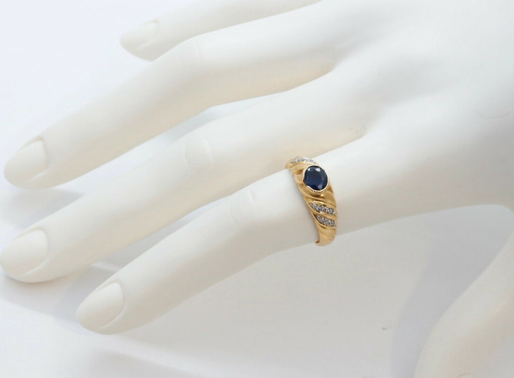 Vintage Ladies Blue Sapphire Diamonds 18K Yellow Gold Ring