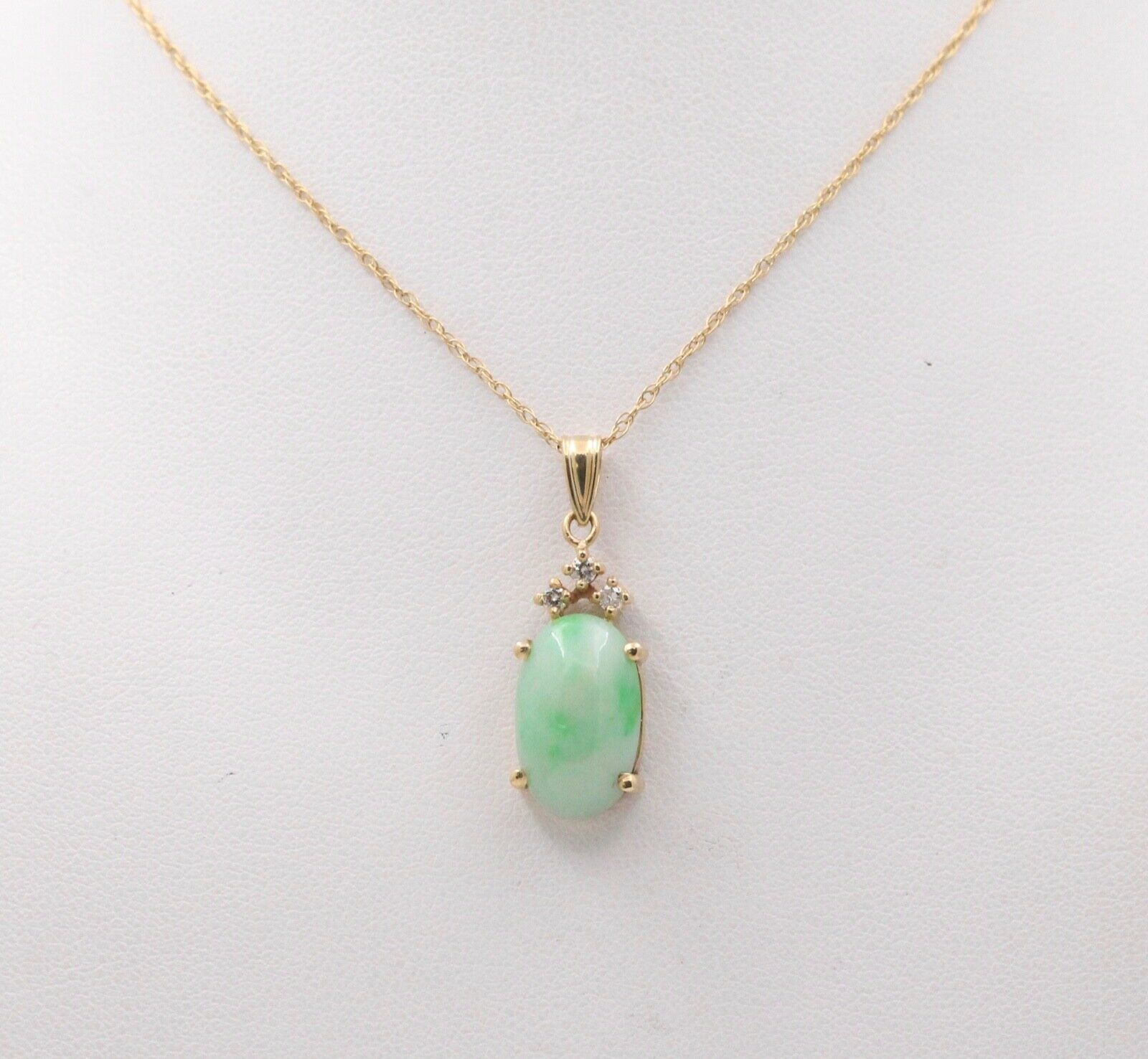 Vintage Jade Diamonds 14K Yellow Gold Pendant and Chain