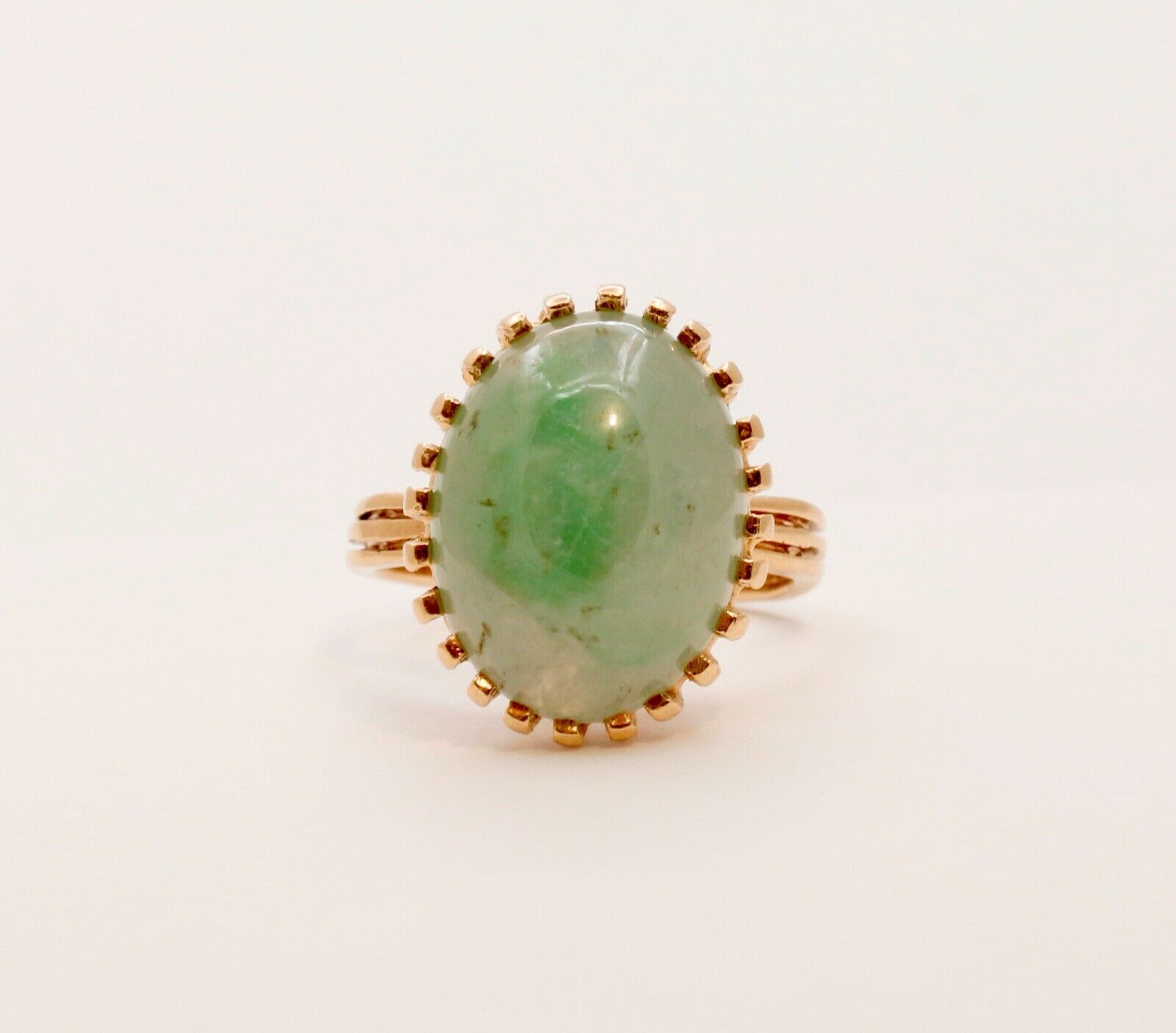 Vintage Ladies Natural Jade 14K Yellow Gold Ring