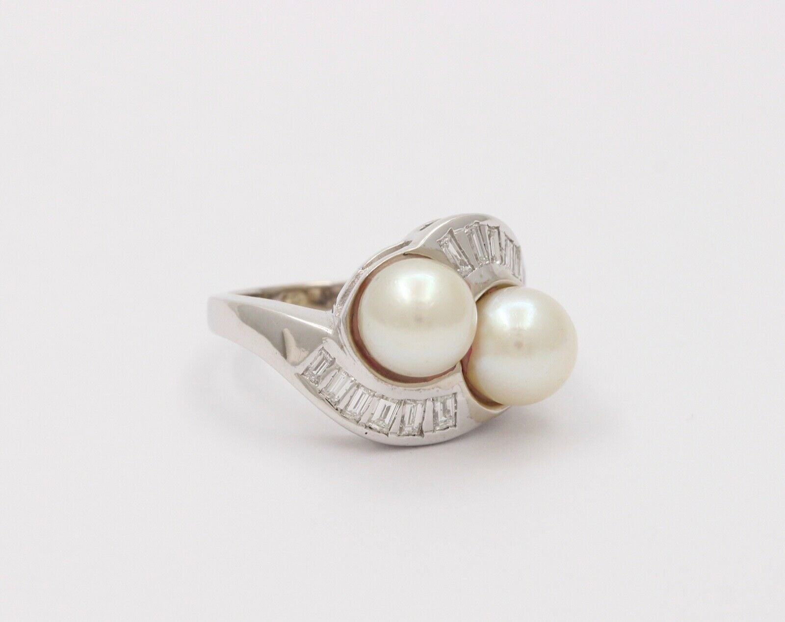 Vintage Classic Bypass Culture Pearl Baguette Diamond Gold Ring, Statement Ring