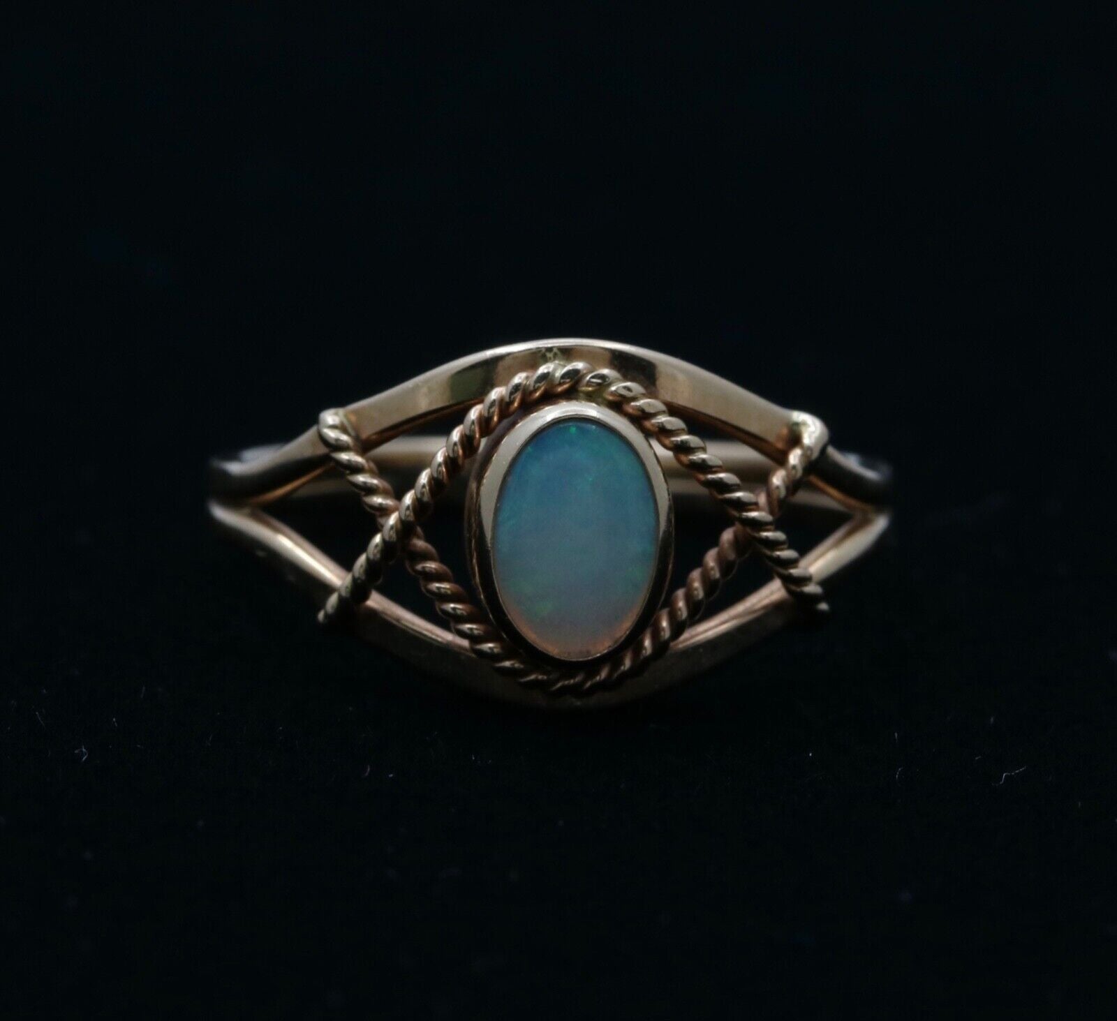 Cool Vintage Opal 14K Yellow Gold Ring