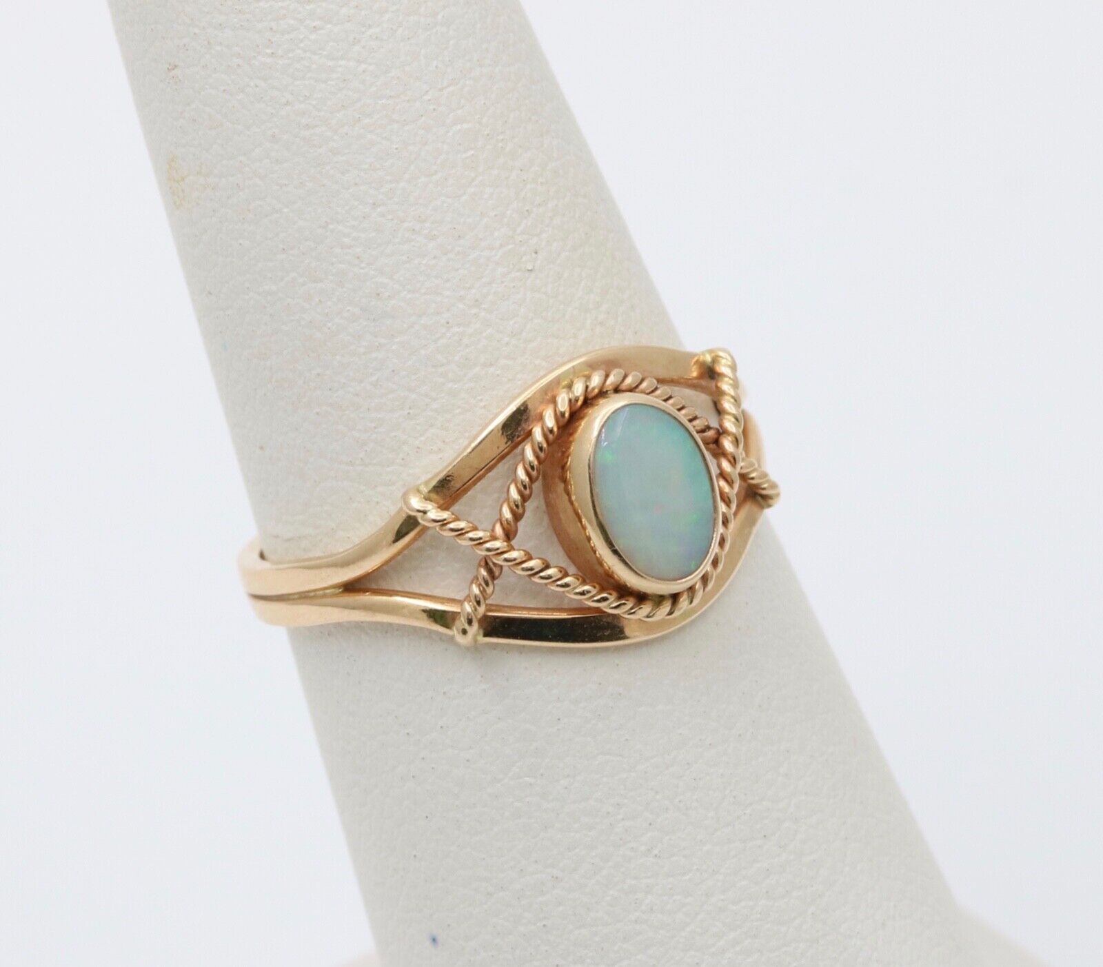 Cool Vintage Opal 14K Yellow Gold Ring