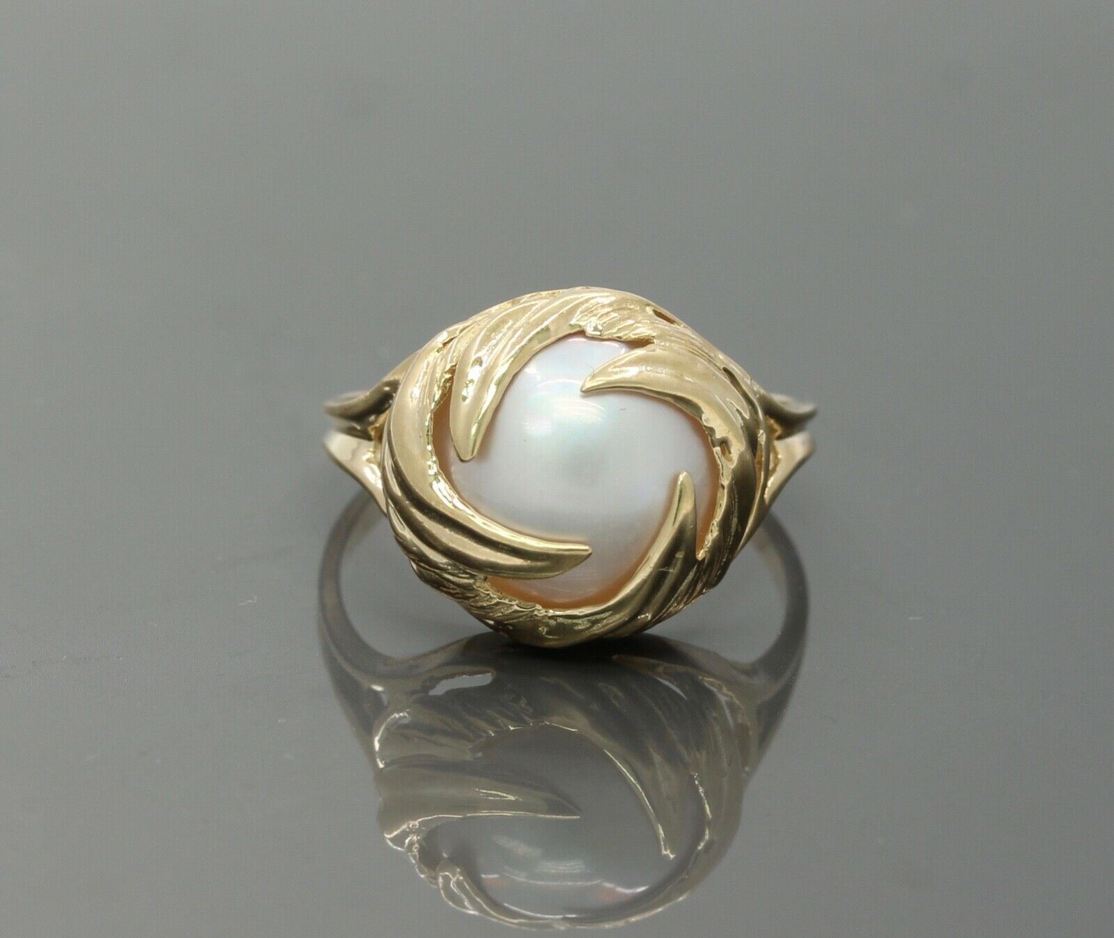 Vintage Ladies Mabe Pearl 10K Yellow Gold Ring