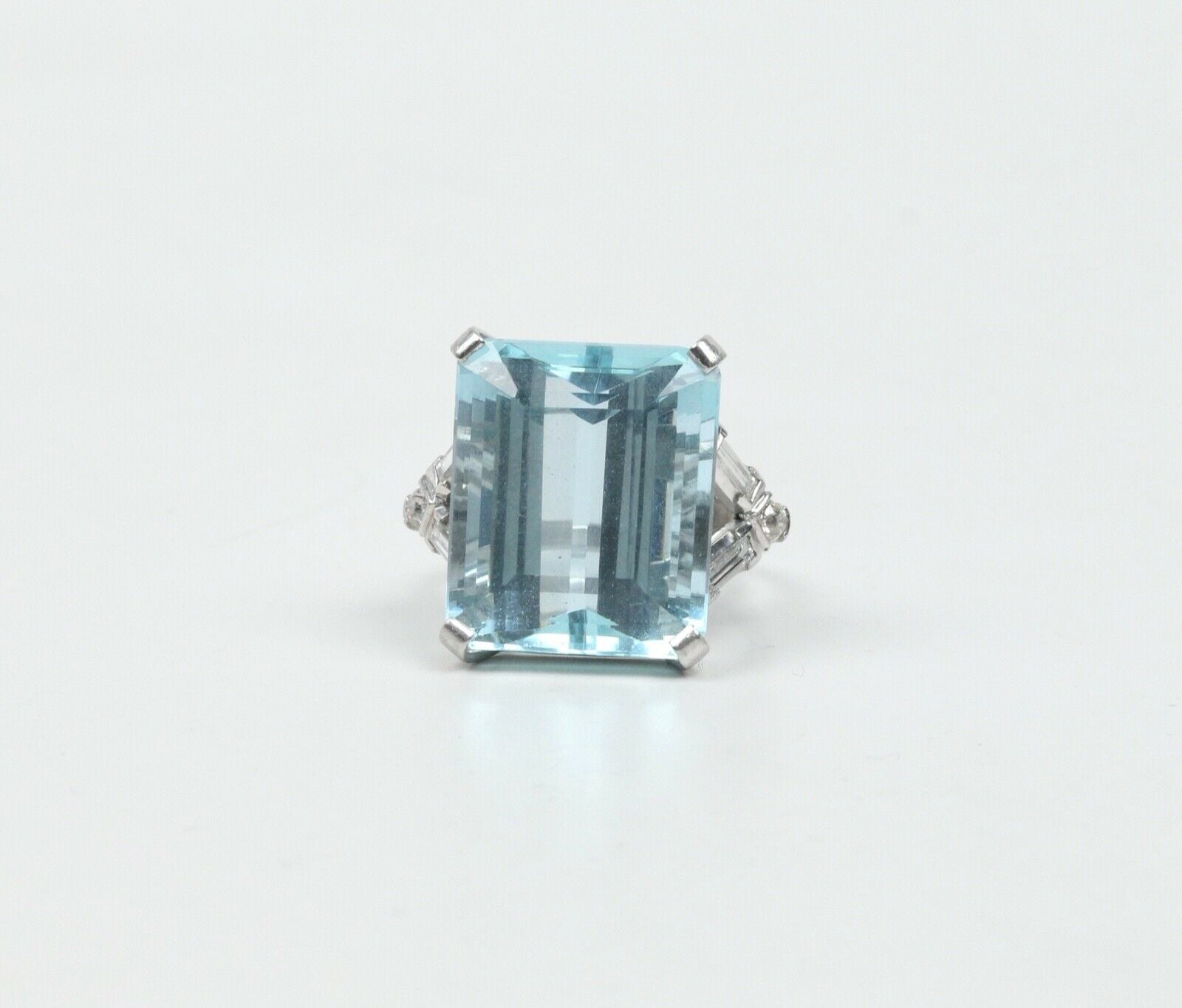 Beautiful Vintage Ladies Aquamarine Diamonds Platinum Ring