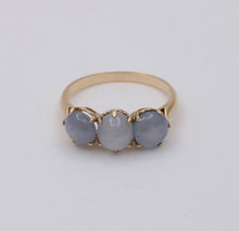 Load image into Gallery viewer, Vintage 18K Gold Star Sapphire Three Stone Ring, Stacking Ring Band
