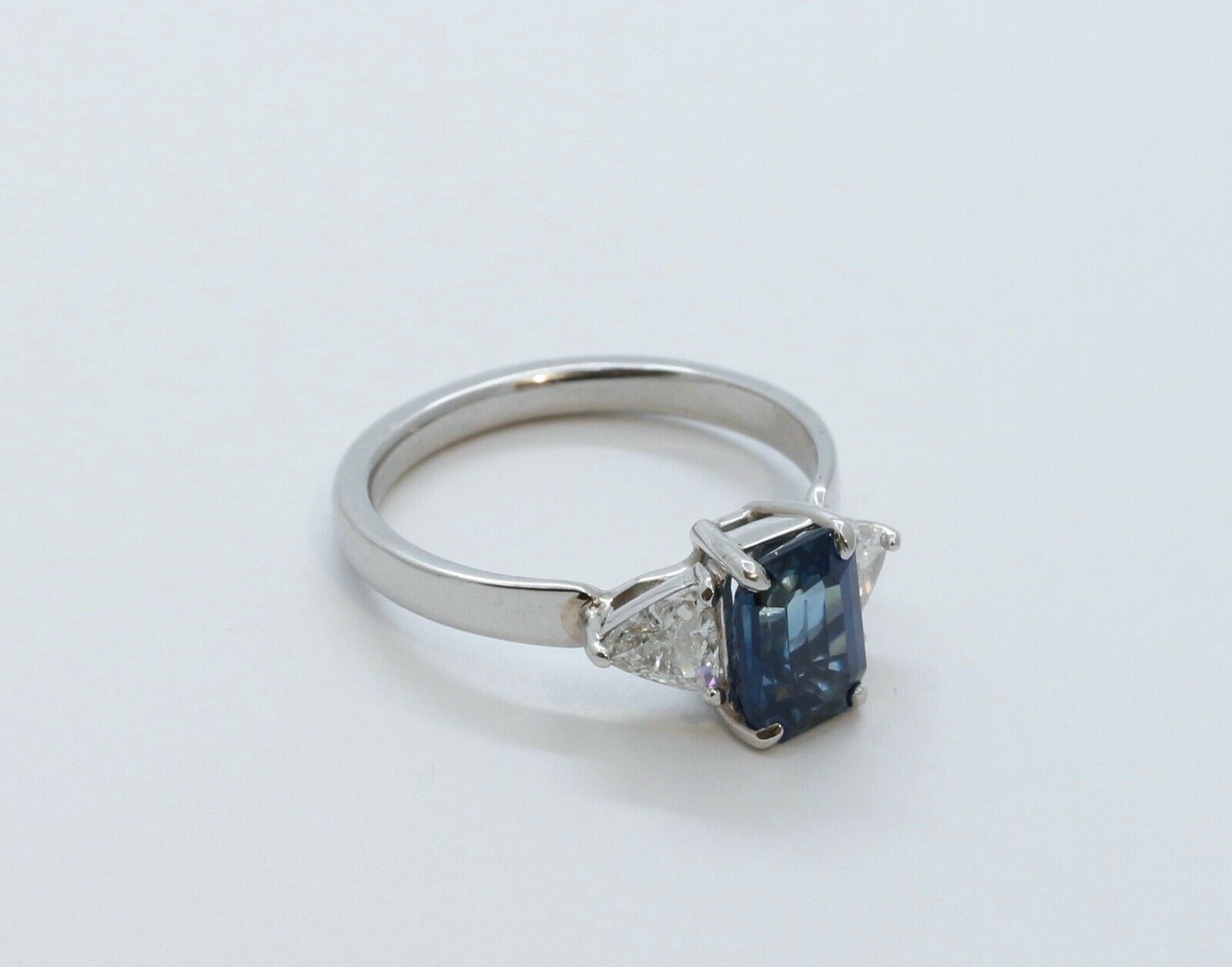 Vintage Ladies Blue Sapphire Diamonds Platinum Ring