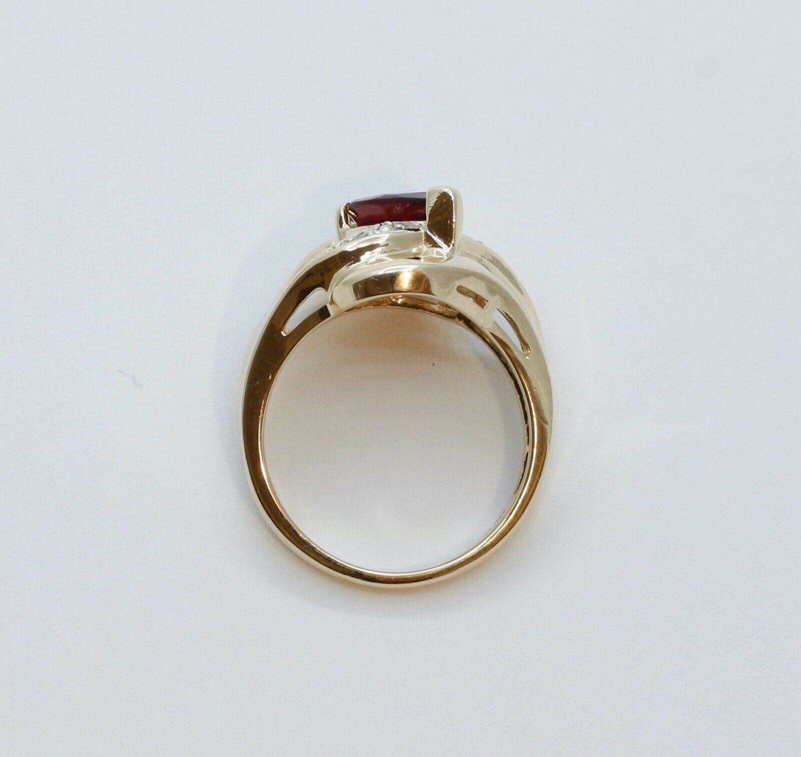 Vintage Ladies Garnet Diamonds 14K Yellow Gold Ring