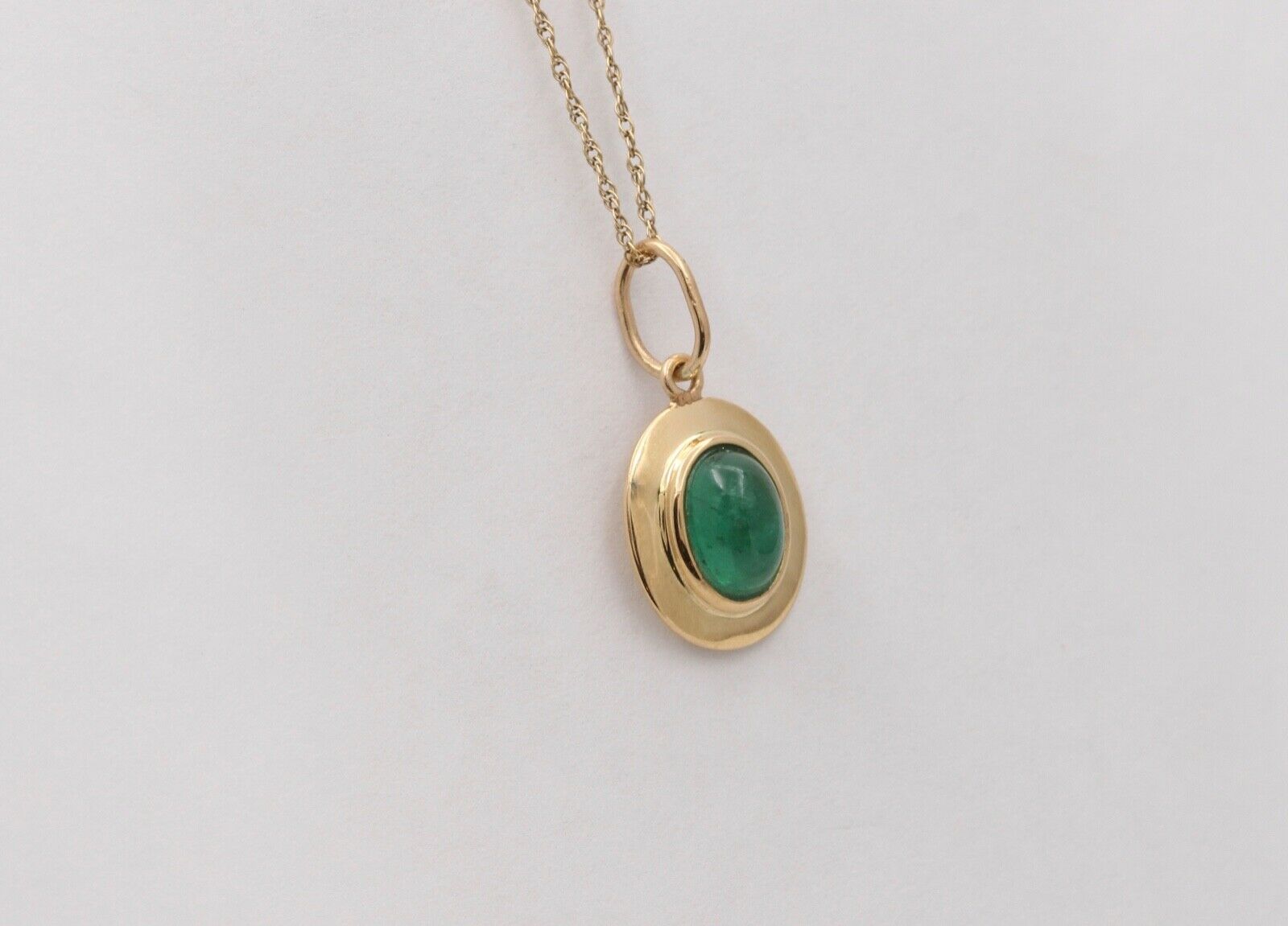 Beautiful Emerald 18K Yellow Gold Pendant