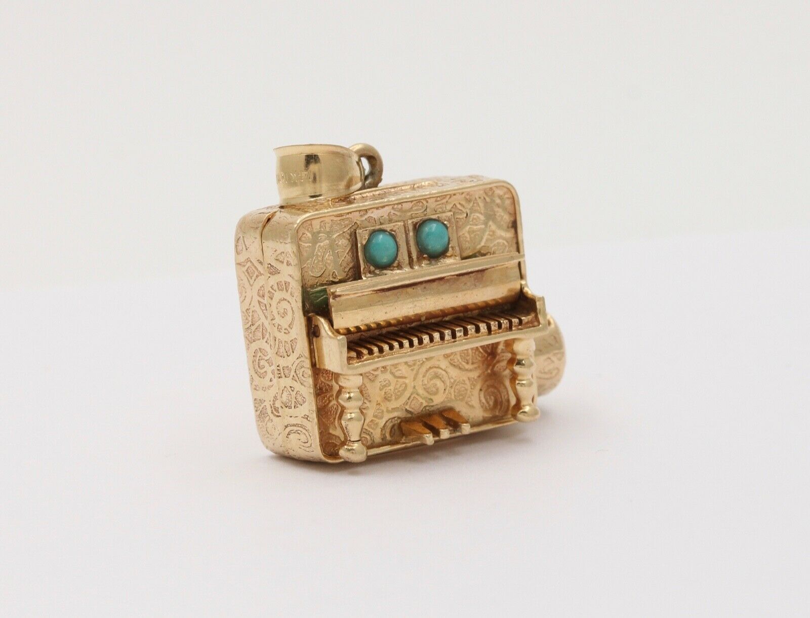 Vintage Organ 14K Yellow Gold Turquoise Pendant