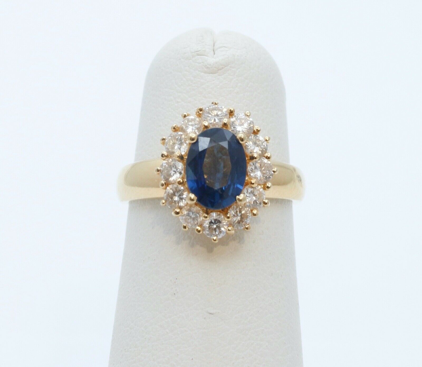 Beautiful Vintage Blue Sapphire Diamonds 18K Yellow Gold Ring