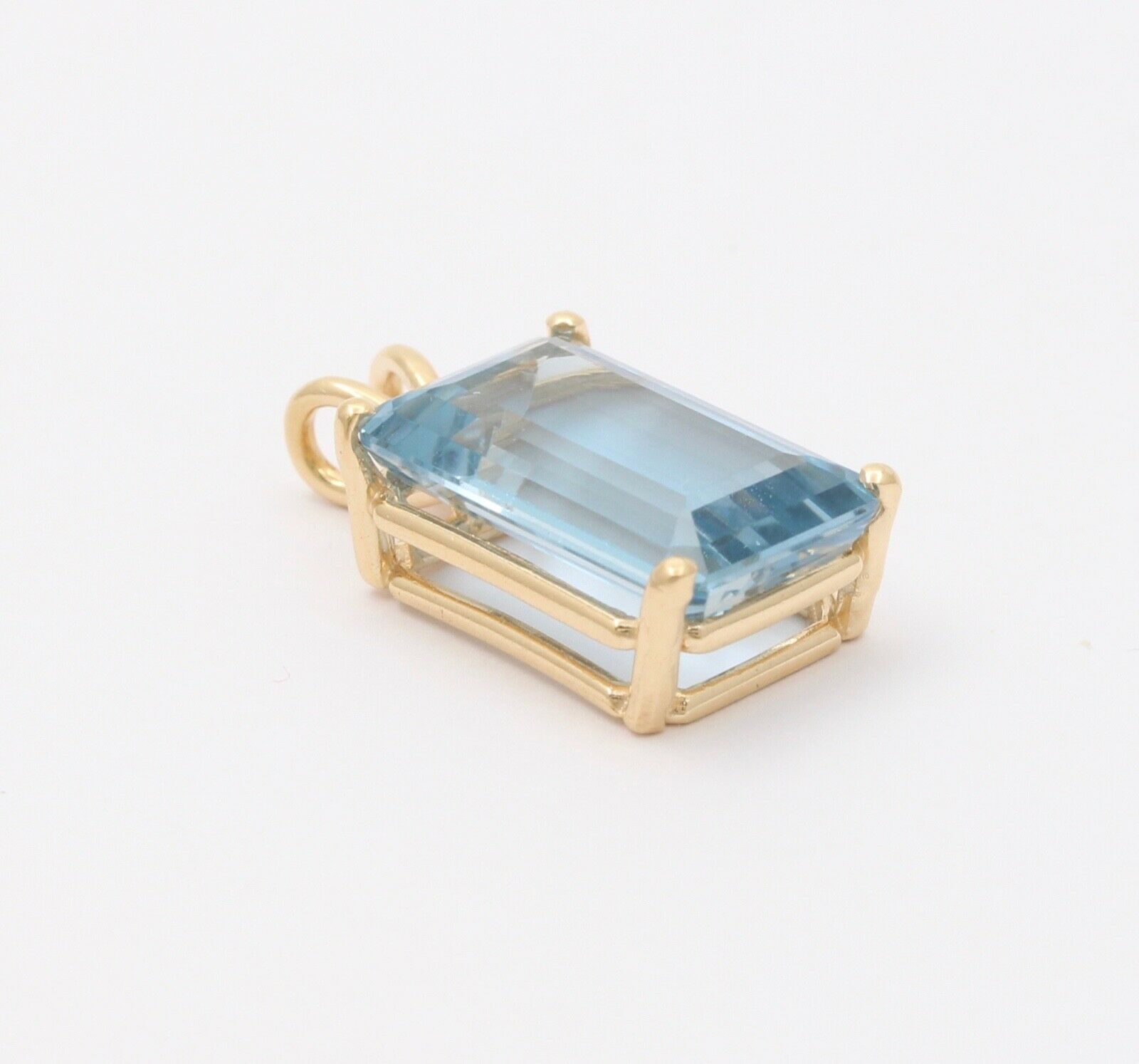 Vintage 14K Yellow Gold Solitaire Blue Topaz Pendant, Necklace. 2366