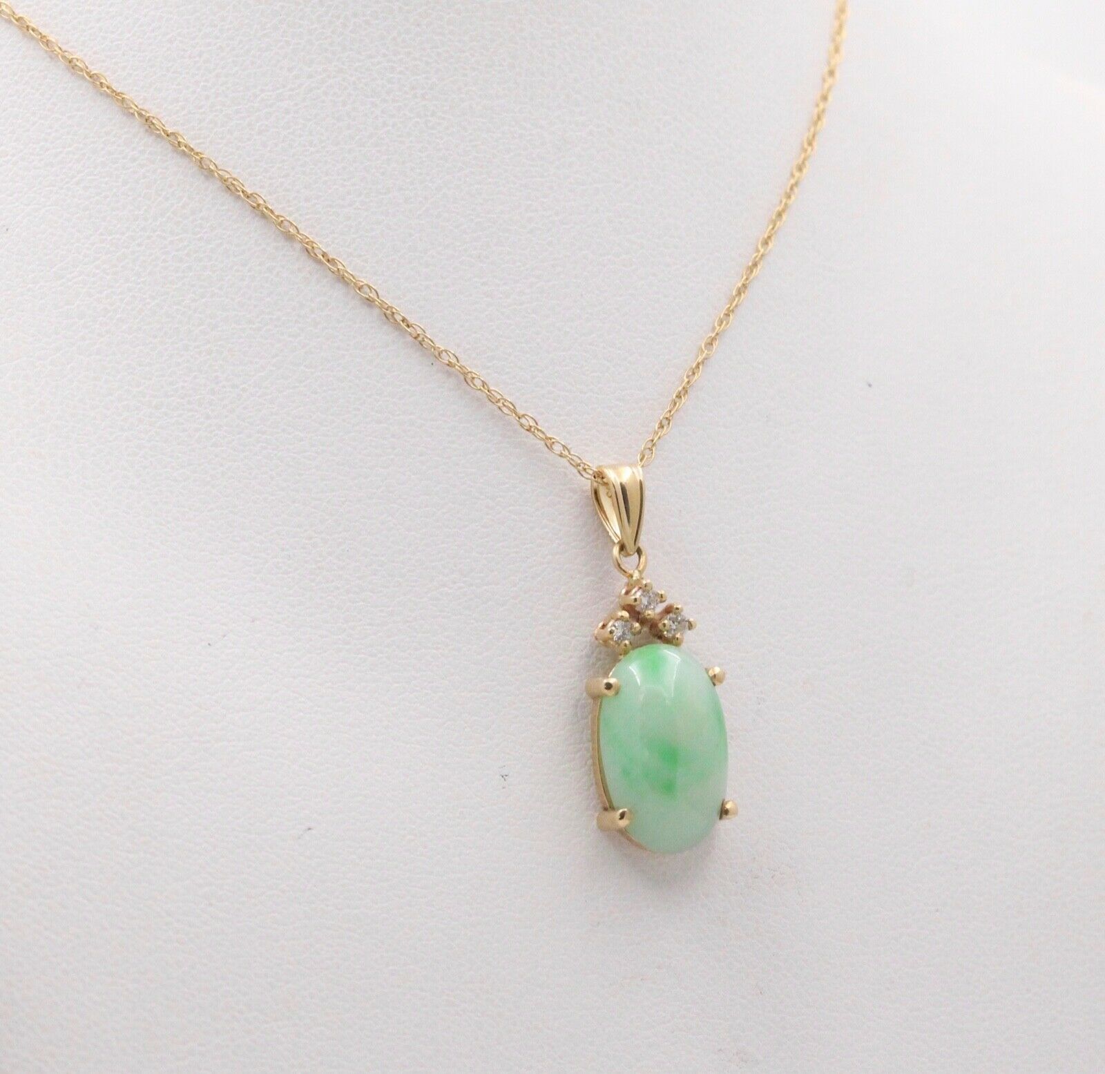 Vintage Jade Diamonds 14K Yellow Gold Pendant and Chain