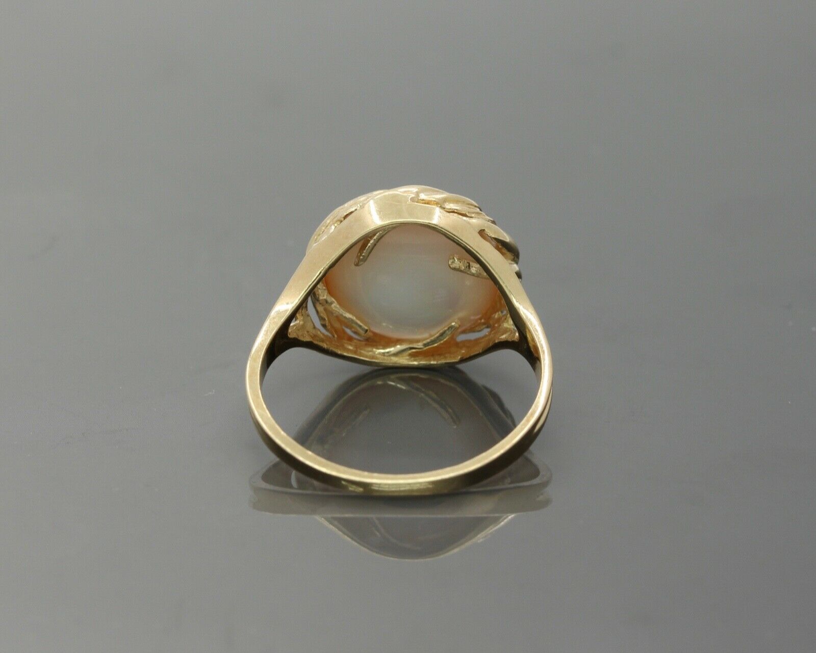 Vintage Ladies Mabe Pearl 10K Yellow Gold Ring